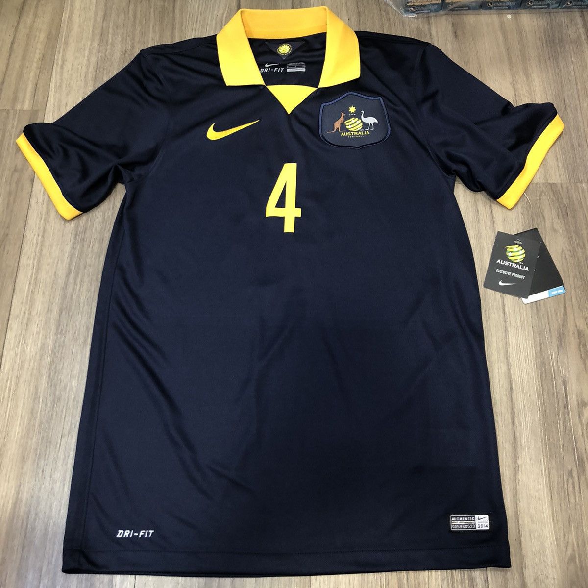 Australia 14/15 away shirt #4 Cahill (bnwt)