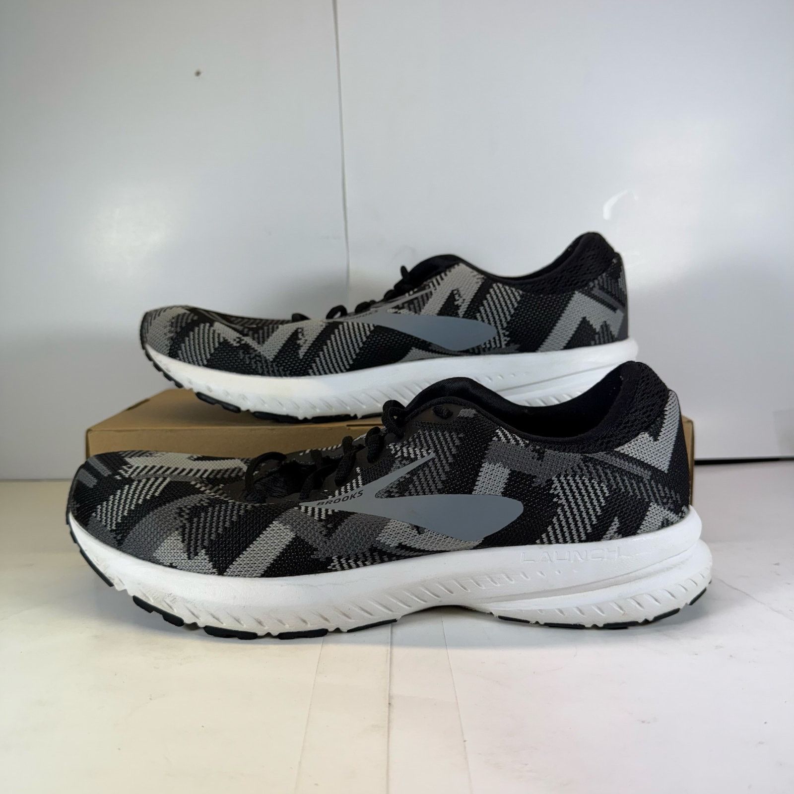 Brooks Brooks Launch Running Shoes White/Black Size 10 Women Size US 10 / IT 40 - 1 Thumbnail