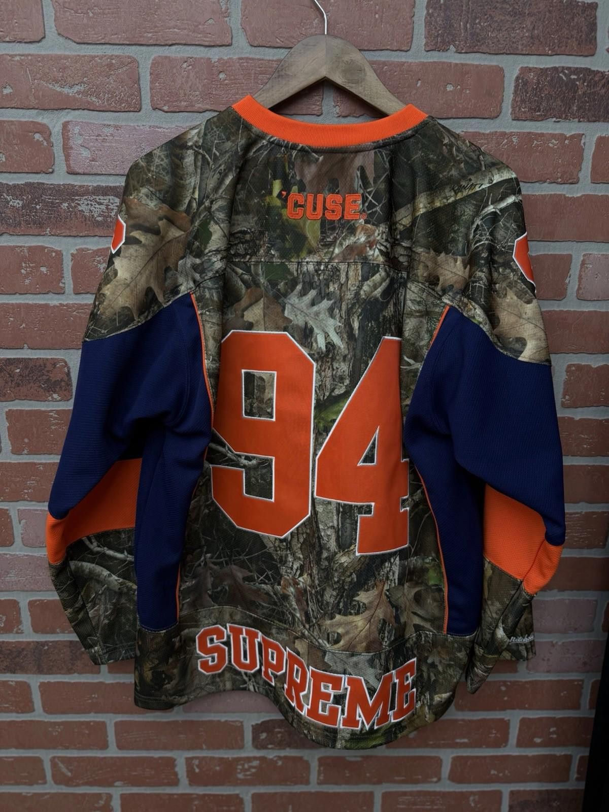 Supreme Supreme Mitchell & Ness NCAA Hockey Jersey Camo FW24 Size M Size US M / EU 48-50 / 2 - 3 Thumbnail