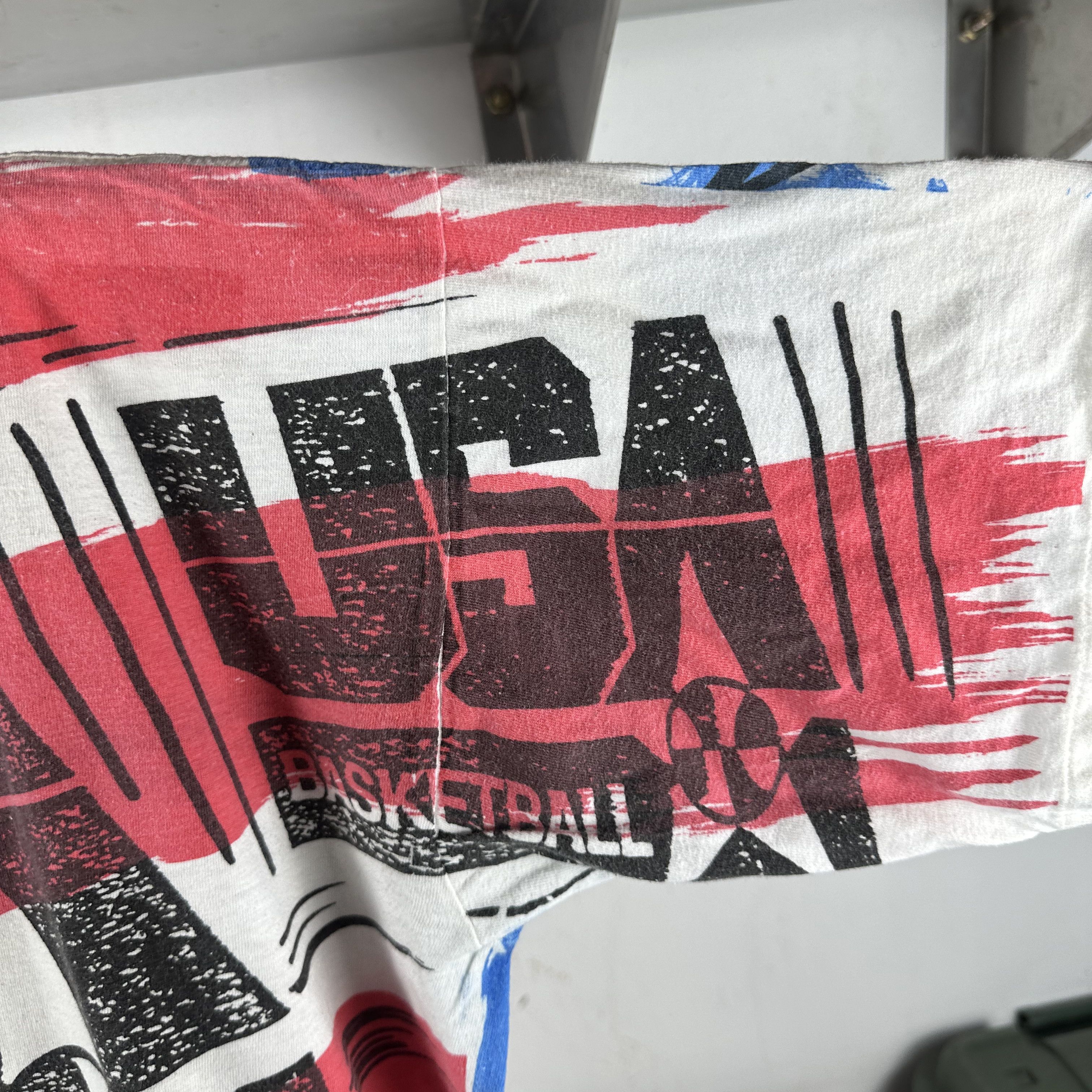 Vintage ​​​​90s USA Basketball Olympic Worldwide Funtastic AOP Tee Size US L / EU 52-54 / 3 - 5 Thumbnail