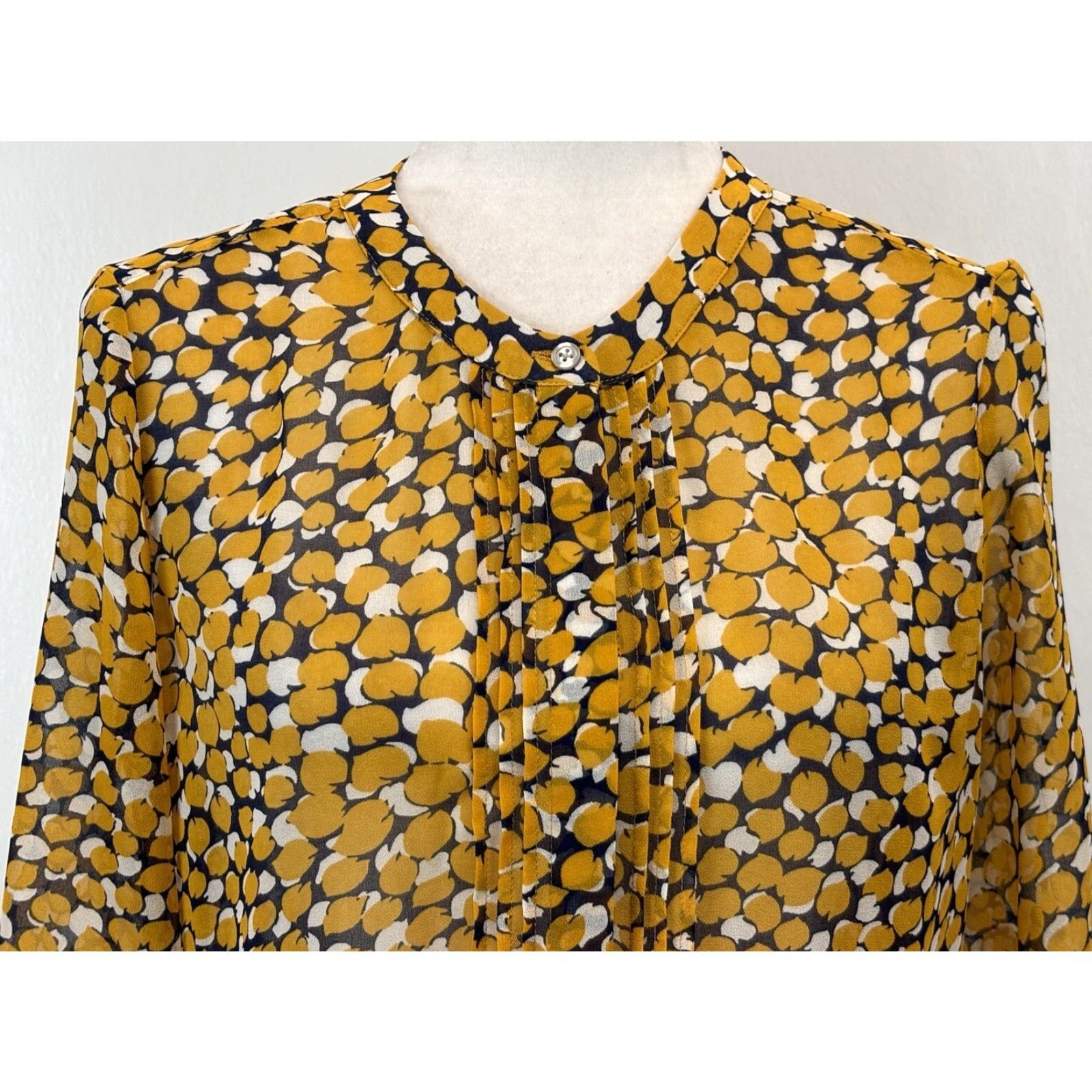 Banana Republic Banana Republic Semi Sheer Lemon blouse Shirt Sz Small Women’s Button Up Size S / US 4 / IT 40 - 5 Thumbnail
