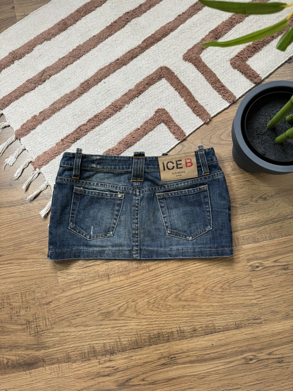 Iceberg VINTAGE ICEBERG WASHED DEMIN MINI SKIRT Size 28" / US 6 / IT 42 - 1 Thumbnail