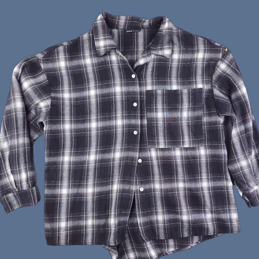 Shein Shein Shirt Womens L Flannel Black White Long Sleeve Button-Up Plaid Cropped Colorful Womens Large Button-Up Shirts - Mens, Womens Size L / US 10 / IT 46 - 1 Thumbnail