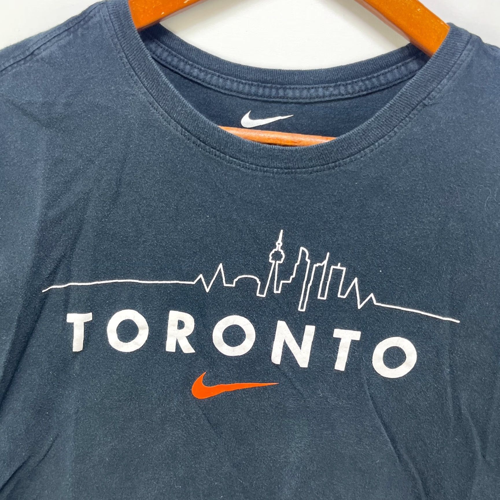 Nike Nike Toronto Swoosh T Shirt L Men Black Cotton Knit Crew Neck Short Sleeve Regular Shirt Size US L / EU 52-54 / 3 - 2 Thumbnail