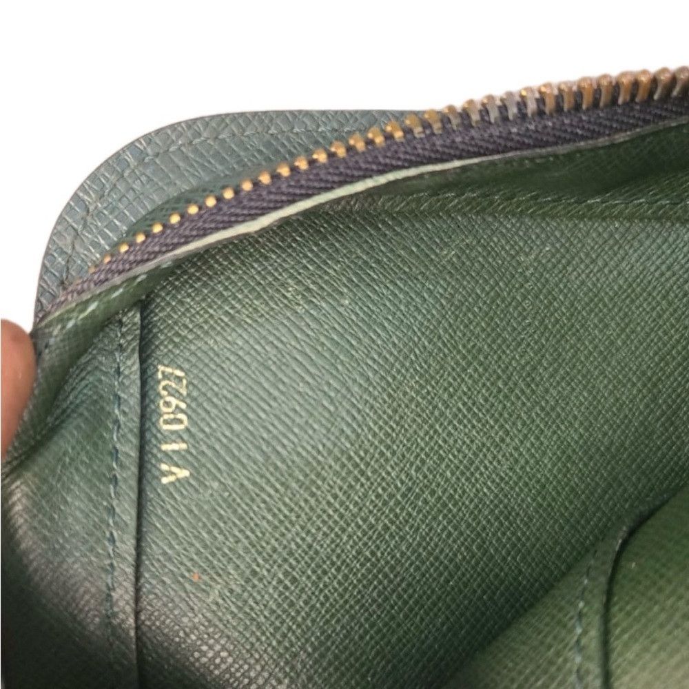 Louis Vuitton Louis Vuitton Taiga Baikal Epicea Leather Clutch Bag Size ONE SIZE - 4 Thumbnail