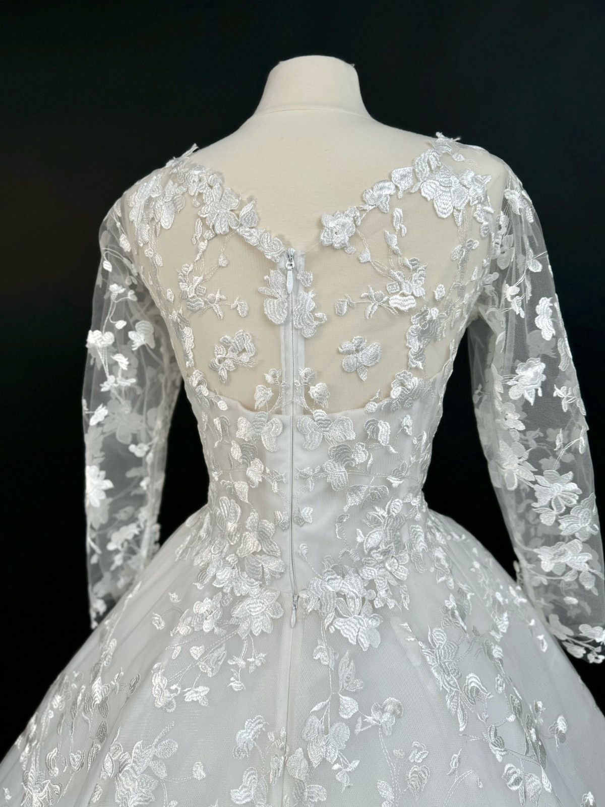 Other Preloved US 16-18 Anna Augusta Embroidered Lace Bridal Gown Size XXL / US 16-18 / IT 52-54 - 6 Thumbnail
