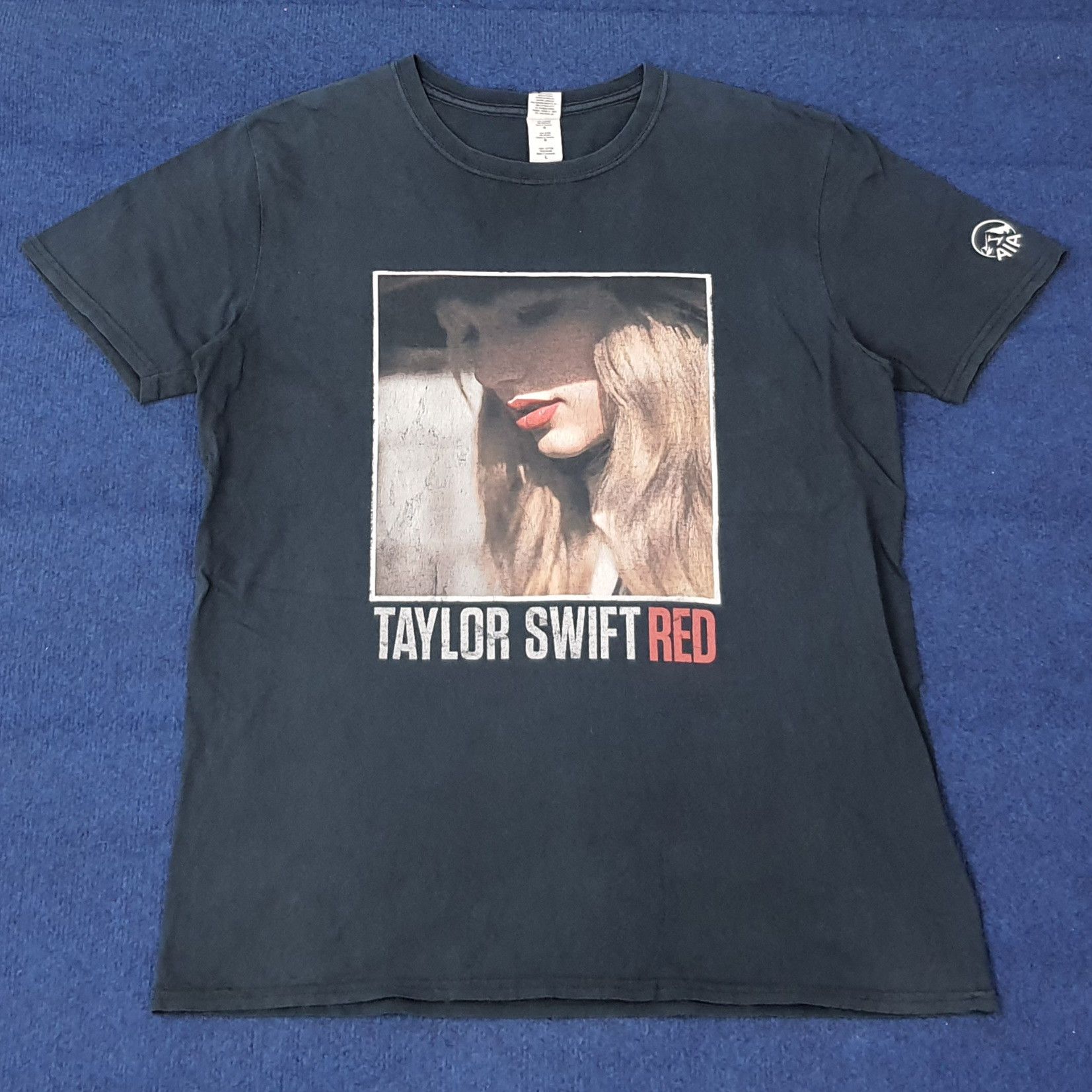 Band Tees Vintage Taylor Swift Red Tour Photo Tee C259N45 Size US L / EU 52-54 / 3 - 1 Thumbnail