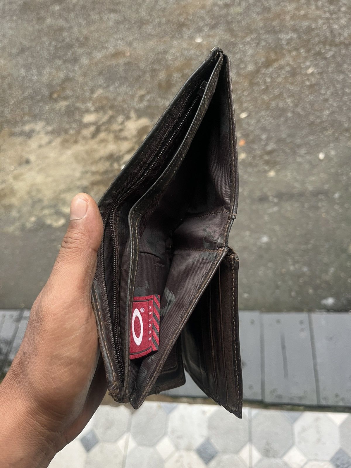 Oakley Oakley Distressed Leather Wallet Zig-Zag Stitching Vintage Size ONE SIZE - 4 Thumbnail