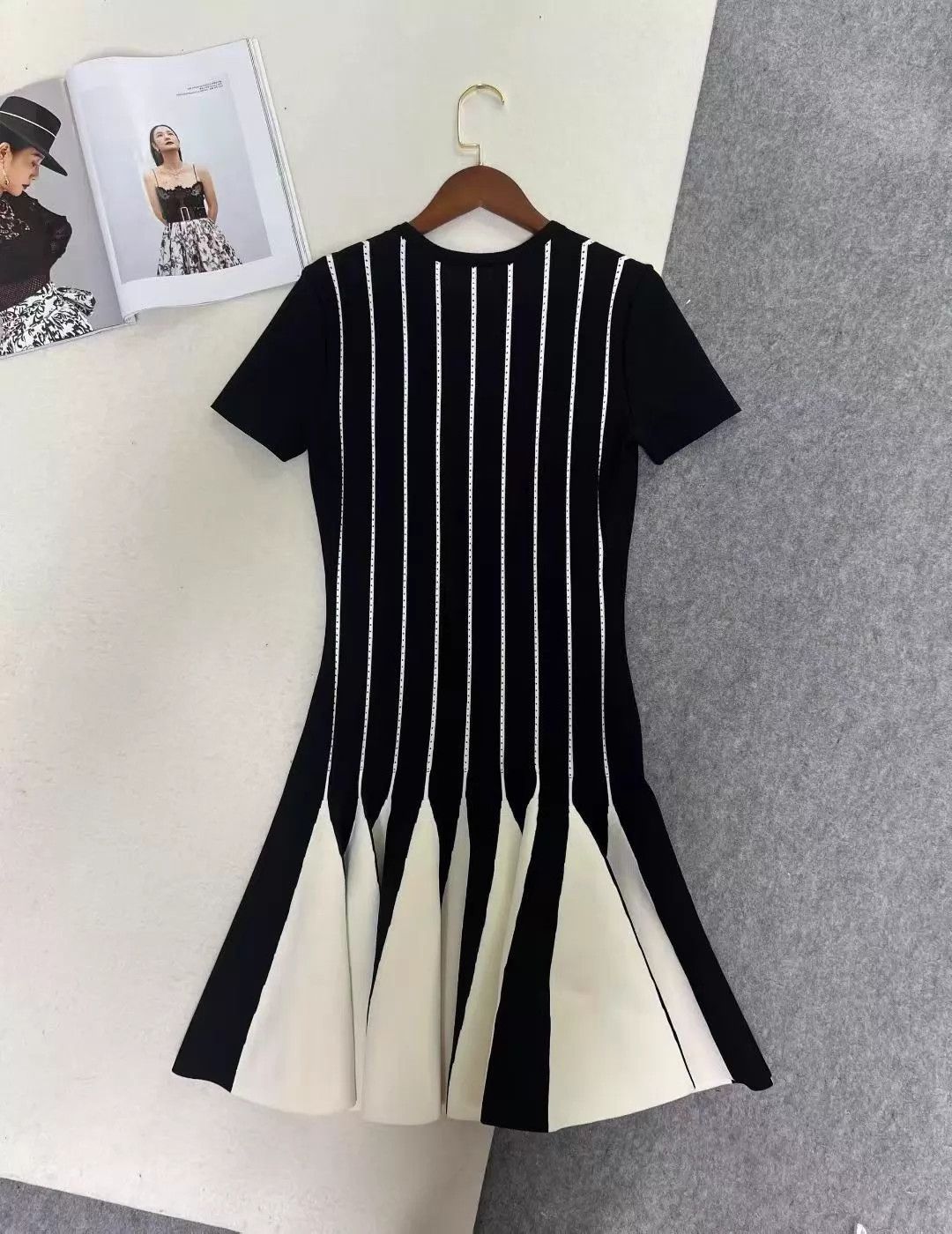 Valentino Valentino Classic Pleated Midi Dress Size M AC393 Size M / US 6-8 / IT 42-44 - 2 Thumbnail