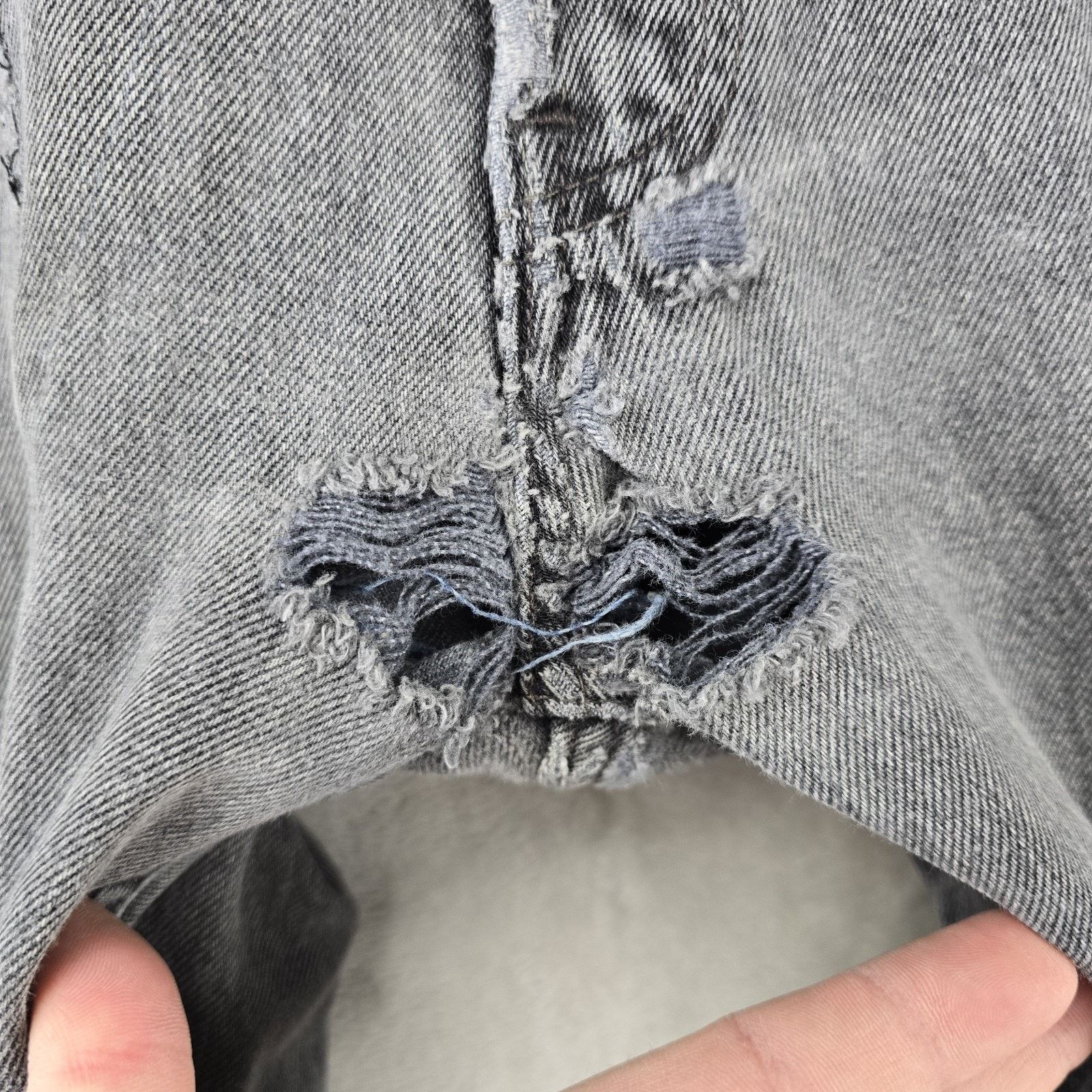 Levi's Vintage Levis 501 Jeans 42x30 Fits 39x28 Thrashed Distressed Size US 39 - 6 Thumbnail
