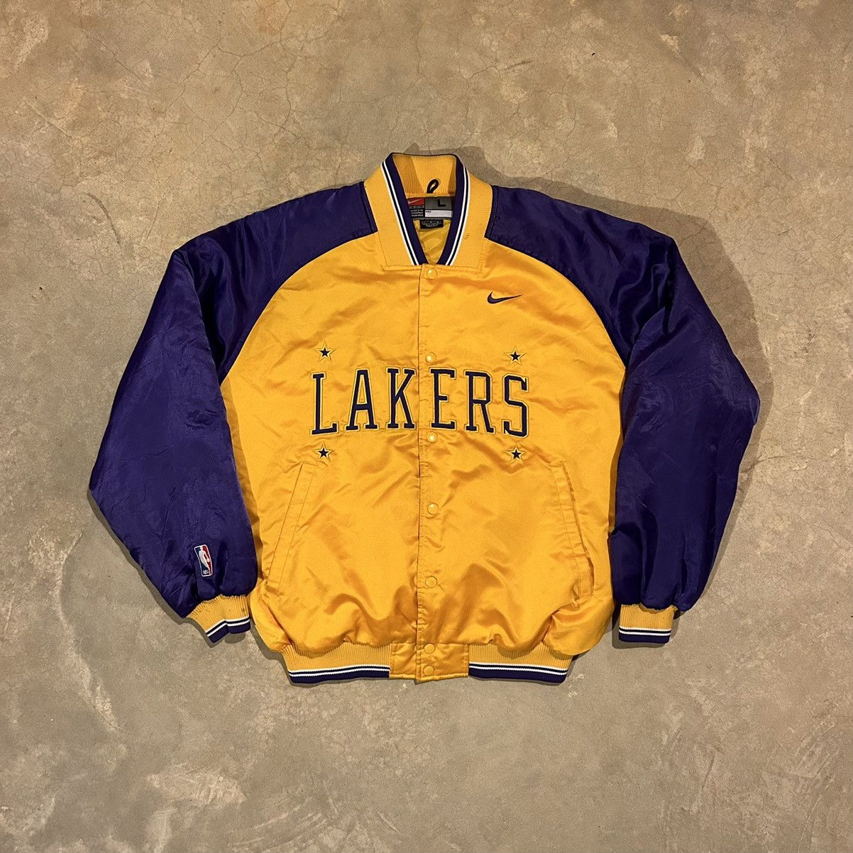 Image of L A Lakers x Nike Crazy Vintage Y2K Nike Los Angeles Lakers Satin Jacket Nba in Yellow (Size XL)