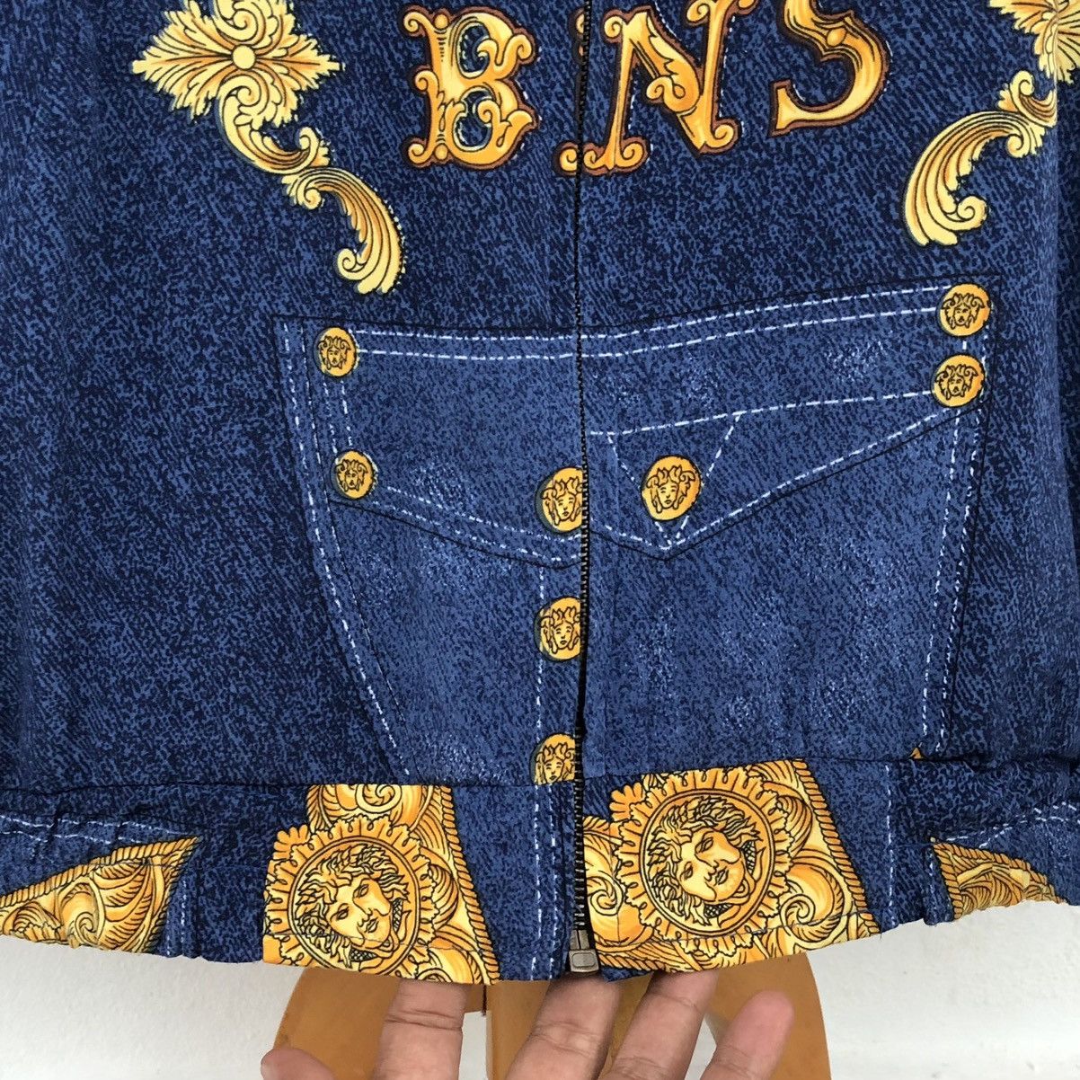 Vintage Vintage Blue Jeans Inspired VERSACE Silk Printed Jacket Size XL / US 12-14 / IT 48-50 - 12 Thumbnail