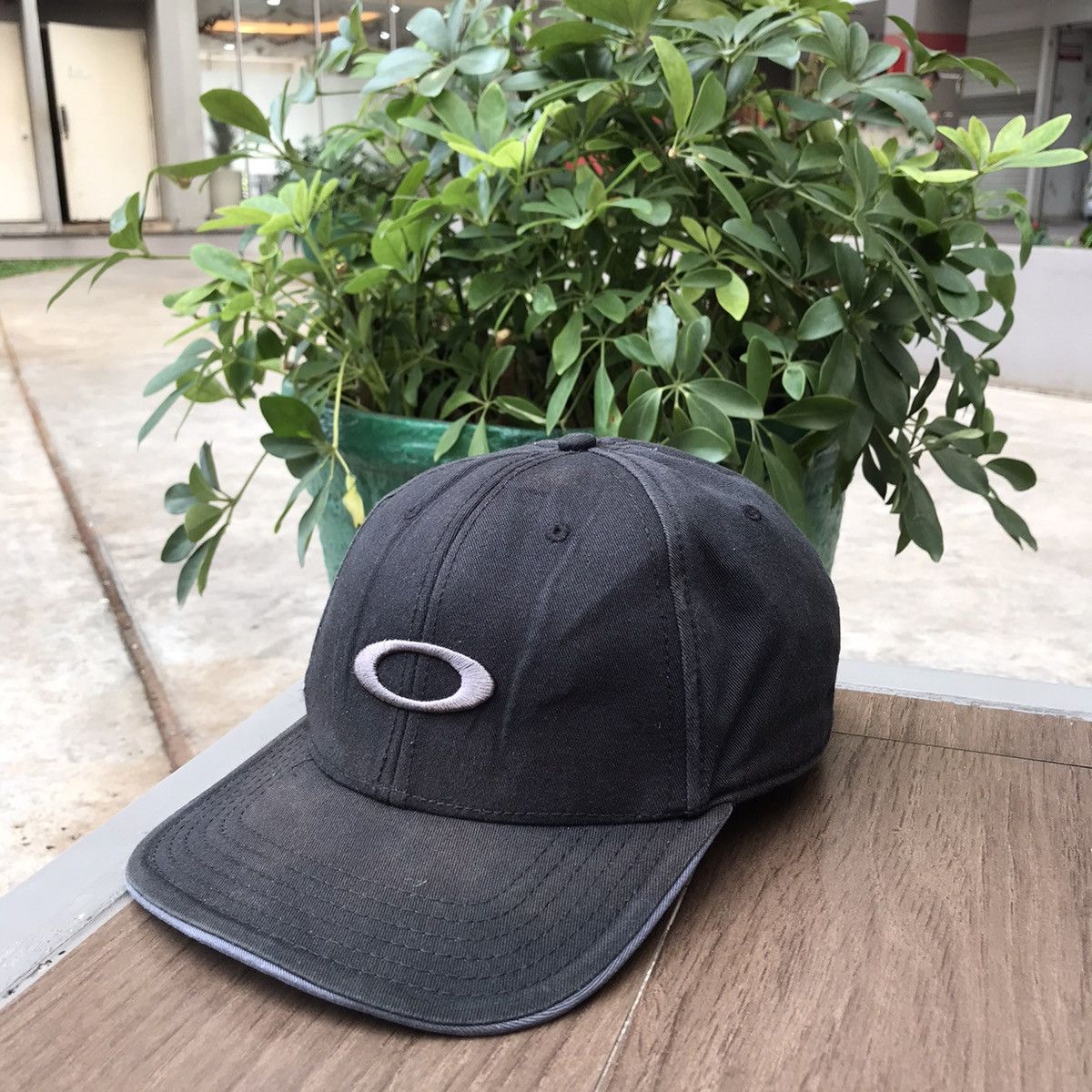 image of Vintage Oakley Hat in Black, Men's