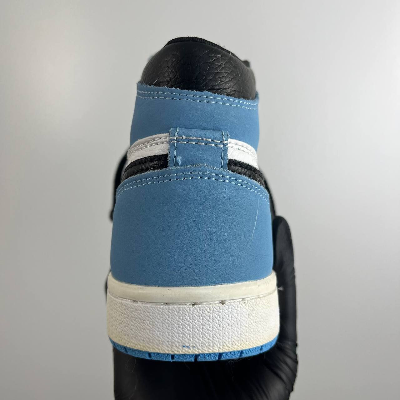 Nike Nike Air Jordan 1 Mid White University Blue Womens Size 37.5 Size US 6.5 / IT 36.5 - 9 Thumbnail