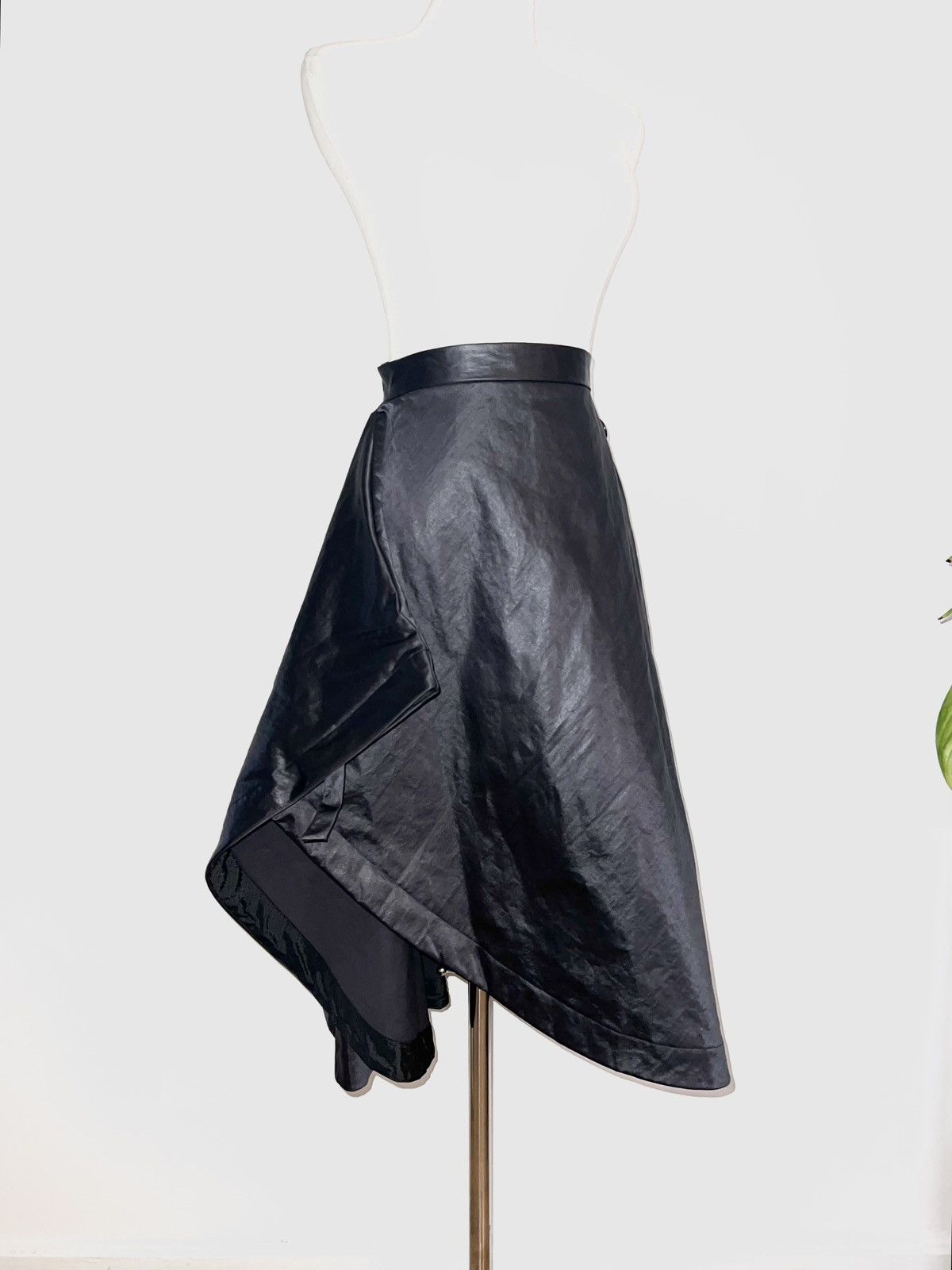 ANREALAGE Anrealage asymmetric wrap skirt in nylon with belt detail. Size 27" / US 4 / IT 40 - 3 Thumbnail