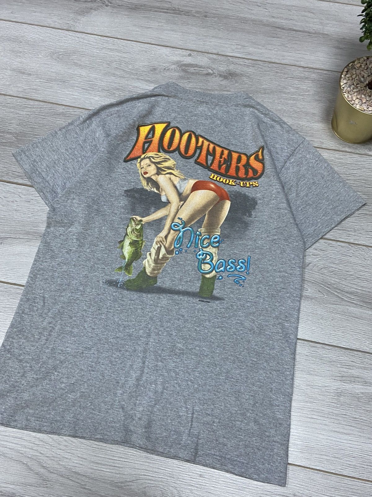 Vintage Vintage 2008 Hooters Hook-Ups “Nice Bass” ass nude girl Tee Size US M / EU 48-50 / 2 - 2 Thumbnail