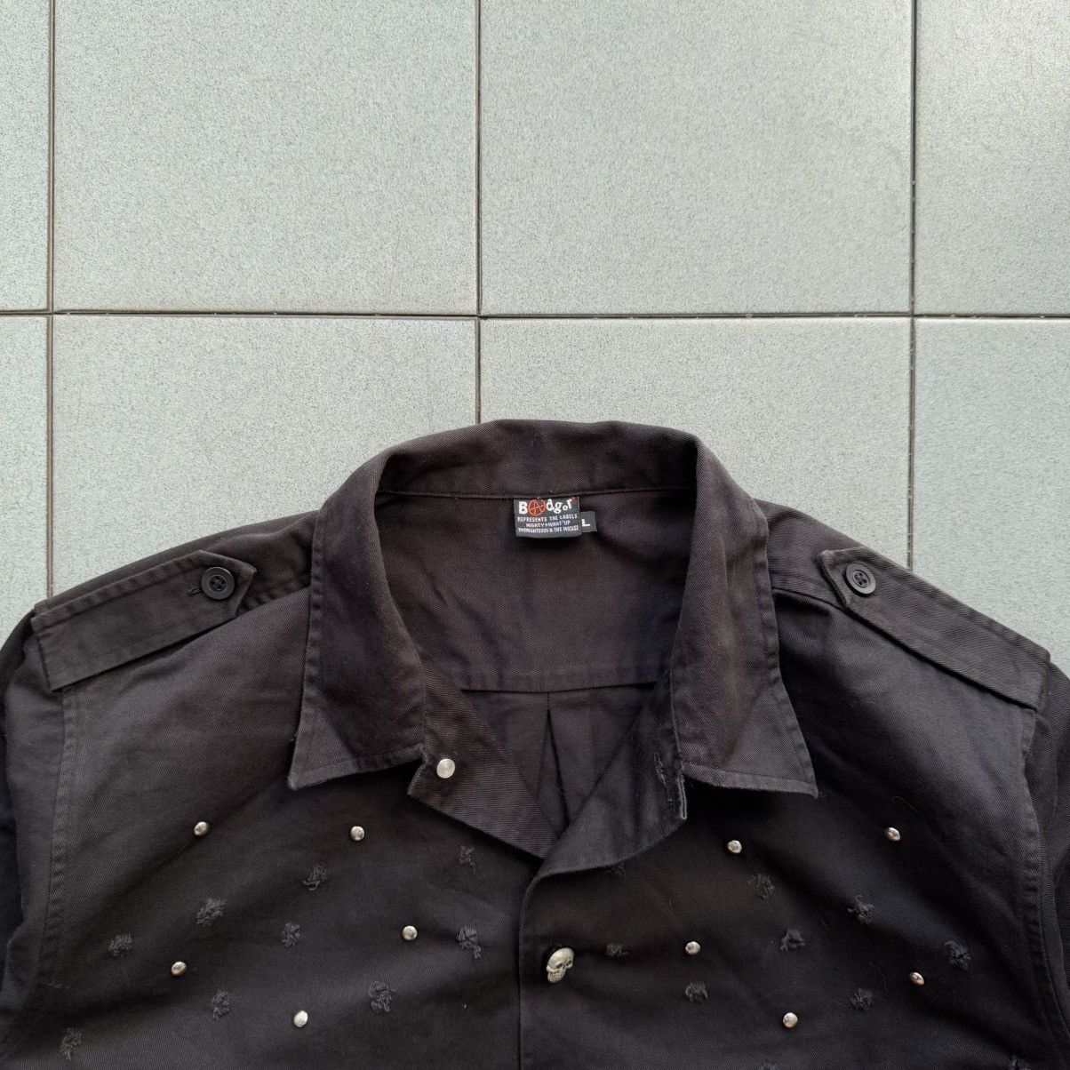 Japanese Brand 2000s Badger Anarchy Punk Skull Button Distressed Shirt Size US L / EU 52-54 / 3 - 5 Thumbnail