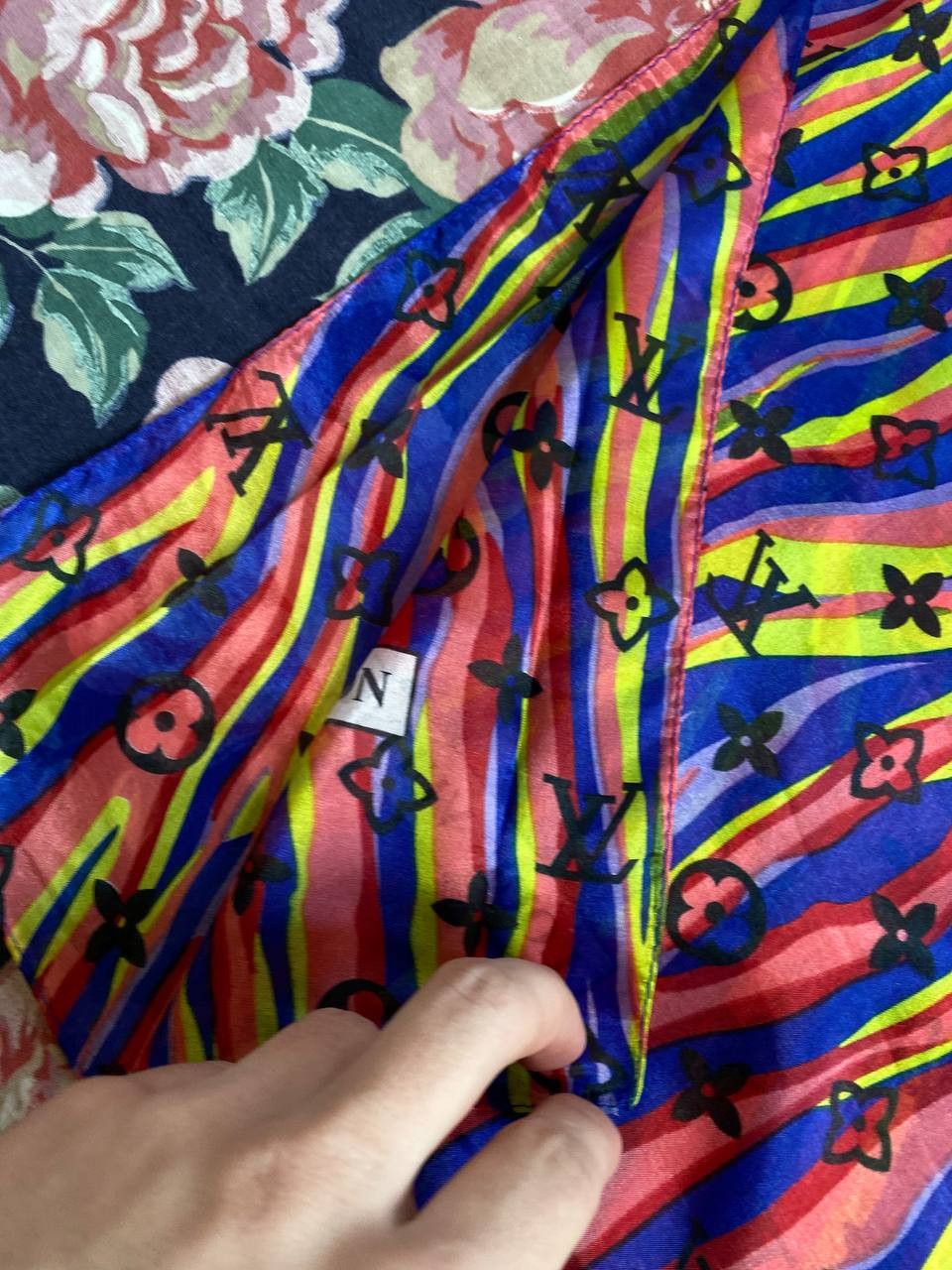 Louis Vuitton Louis Vuitton Multicolor Silk Geometric Shawl Scarf . Size ONE SIZE - 3 Thumbnail