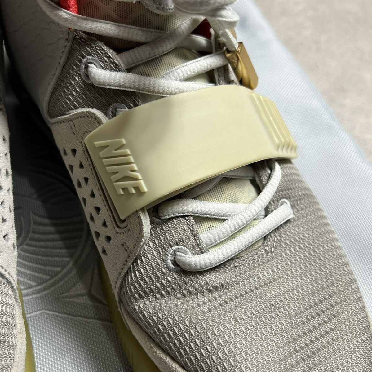 Nike Nike Air Yeezy 2 Pure Platinum Sneaker size 10 Size US 10 / EU 43 - 6 Thumbnail