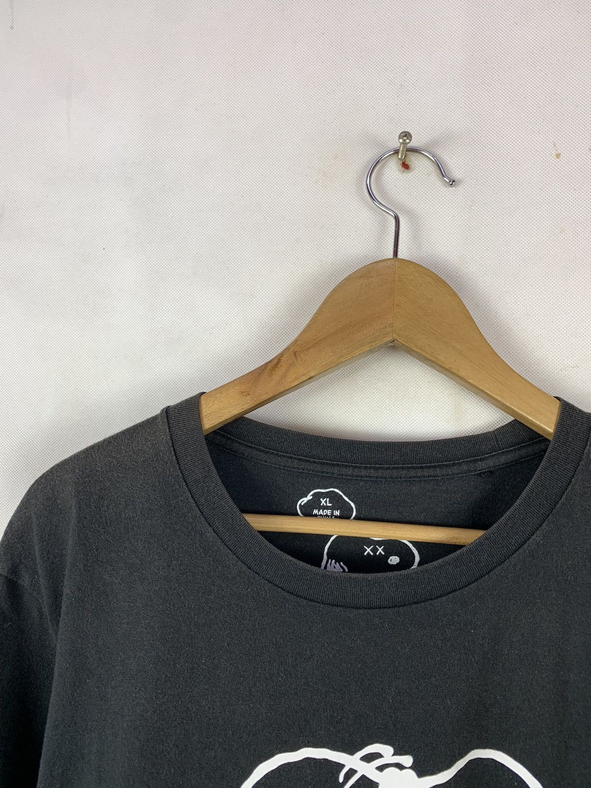 Japanese Brand Steals! Uniqlo Snoopy Kaws Streetwear Tee Size US L / EU 52-54 / 3 - 4 Thumbnail