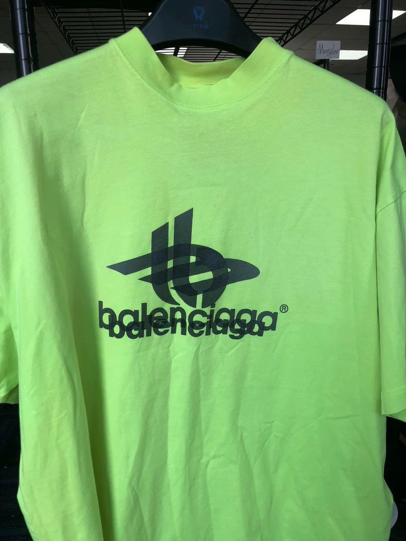 Balenciaga Balenciaga Fluorescent green short sleeve Size US M / EU 48-50 / 2 - 1 Thumbnail