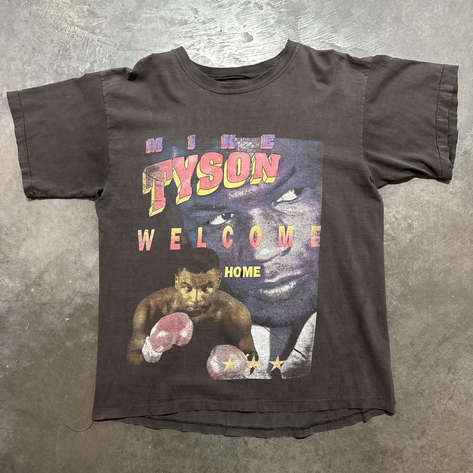 Vintage Mike Tyson Welcome Home Vintage 90s Boot Faded Rap T-Shirt Size US XL / EU 56 / 4 - 1 Thumbnail