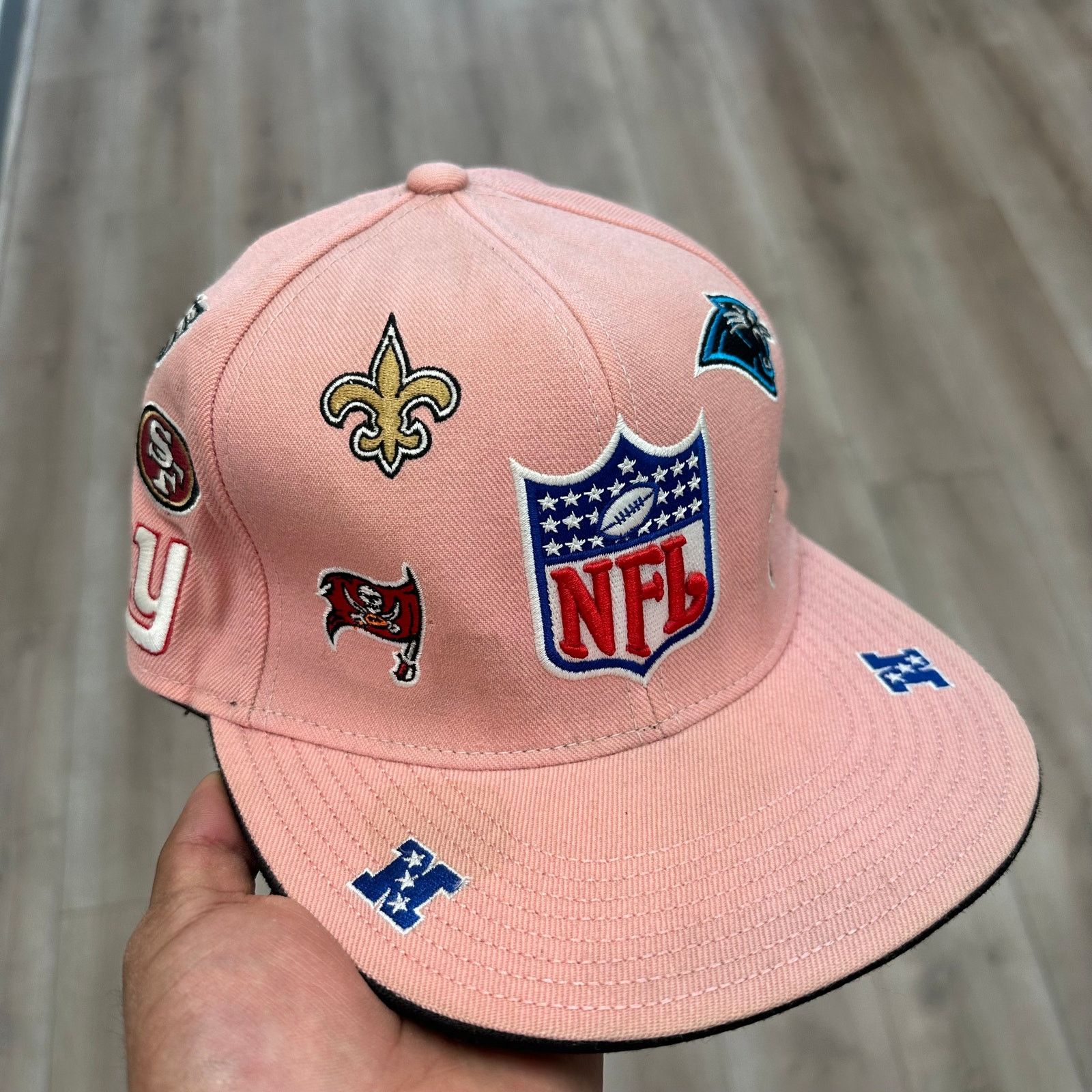Reebok Reebok NFL NFC all-over pink fitted hat Cap size 7 5/8 B25 Size ONE SIZE - 1 Thumbnail