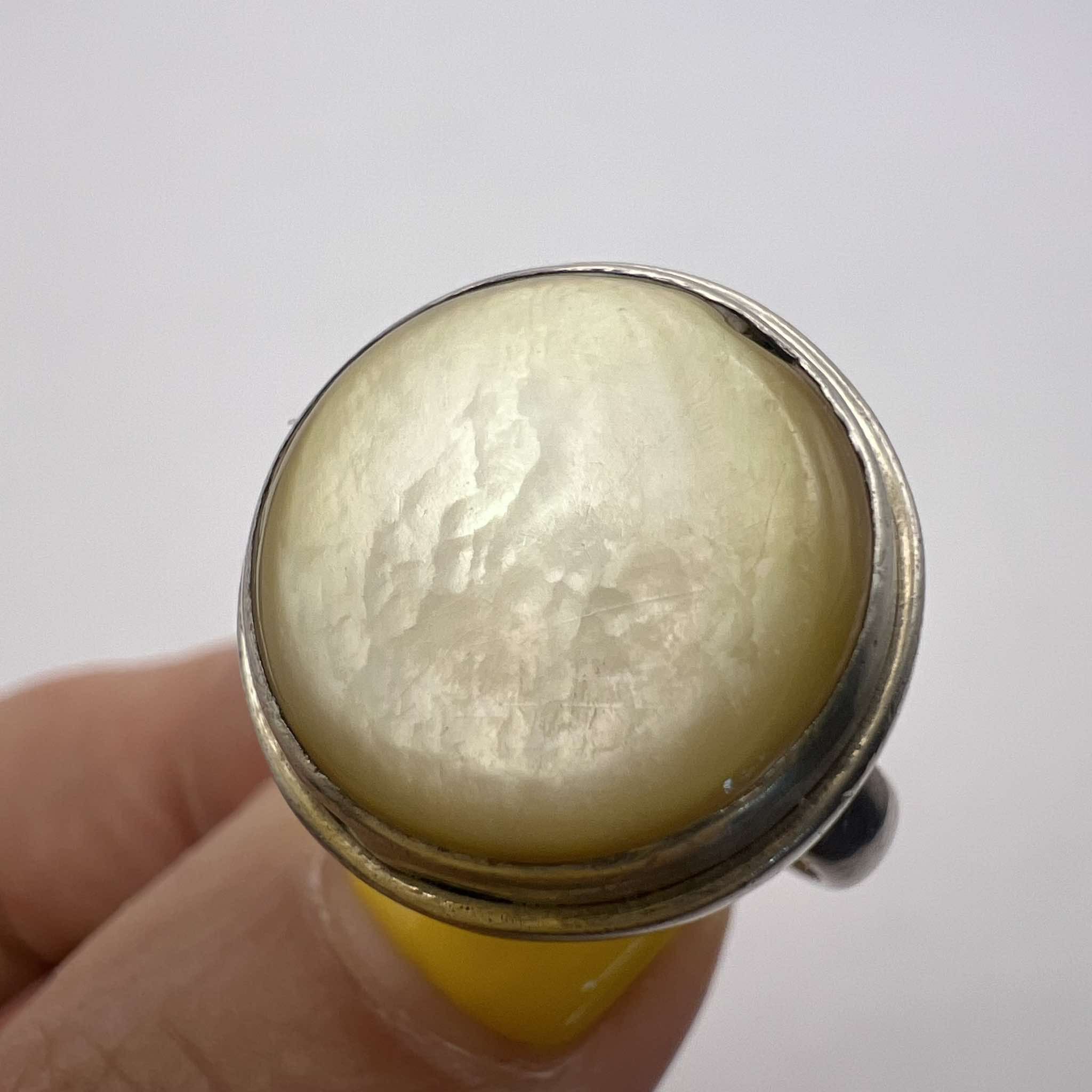 Sterling Silver × Vintage Vintage Sterling Silver 925 Ring Nacre Pearl Signed Size 7.5 Size ONE SIZE - 1 Thumbnail