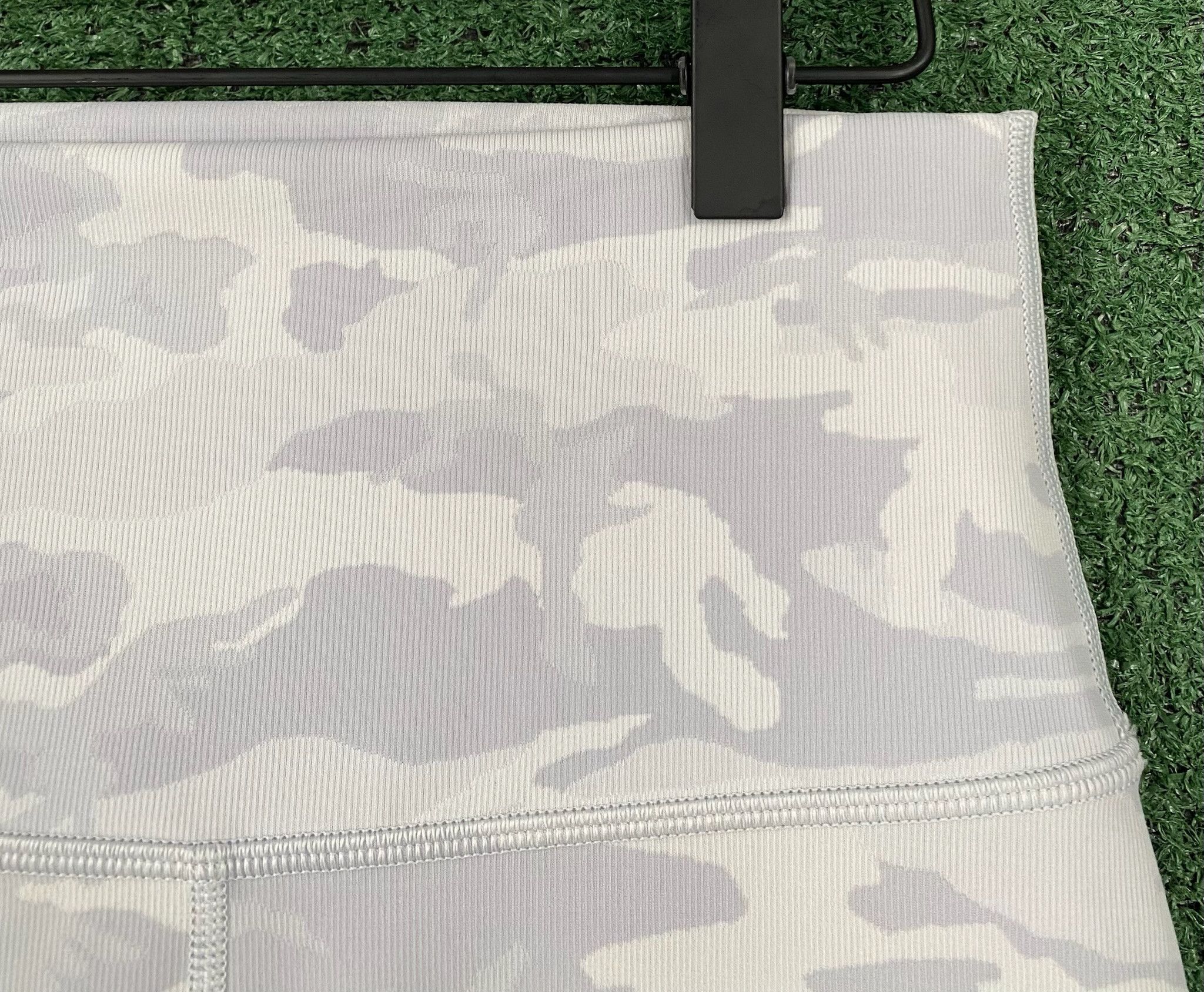 Lululemon Lululemon Wunder Under Camouflage Biker Shorts 4 Size 27" / US 4 / IT 40 - 3 Thumbnail