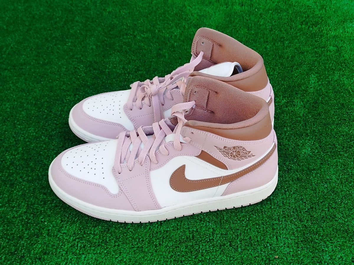 Jordan Brand Air Jordan 1 Mid Unisex . Size US 9 / EU 42 - 3 Thumbnail