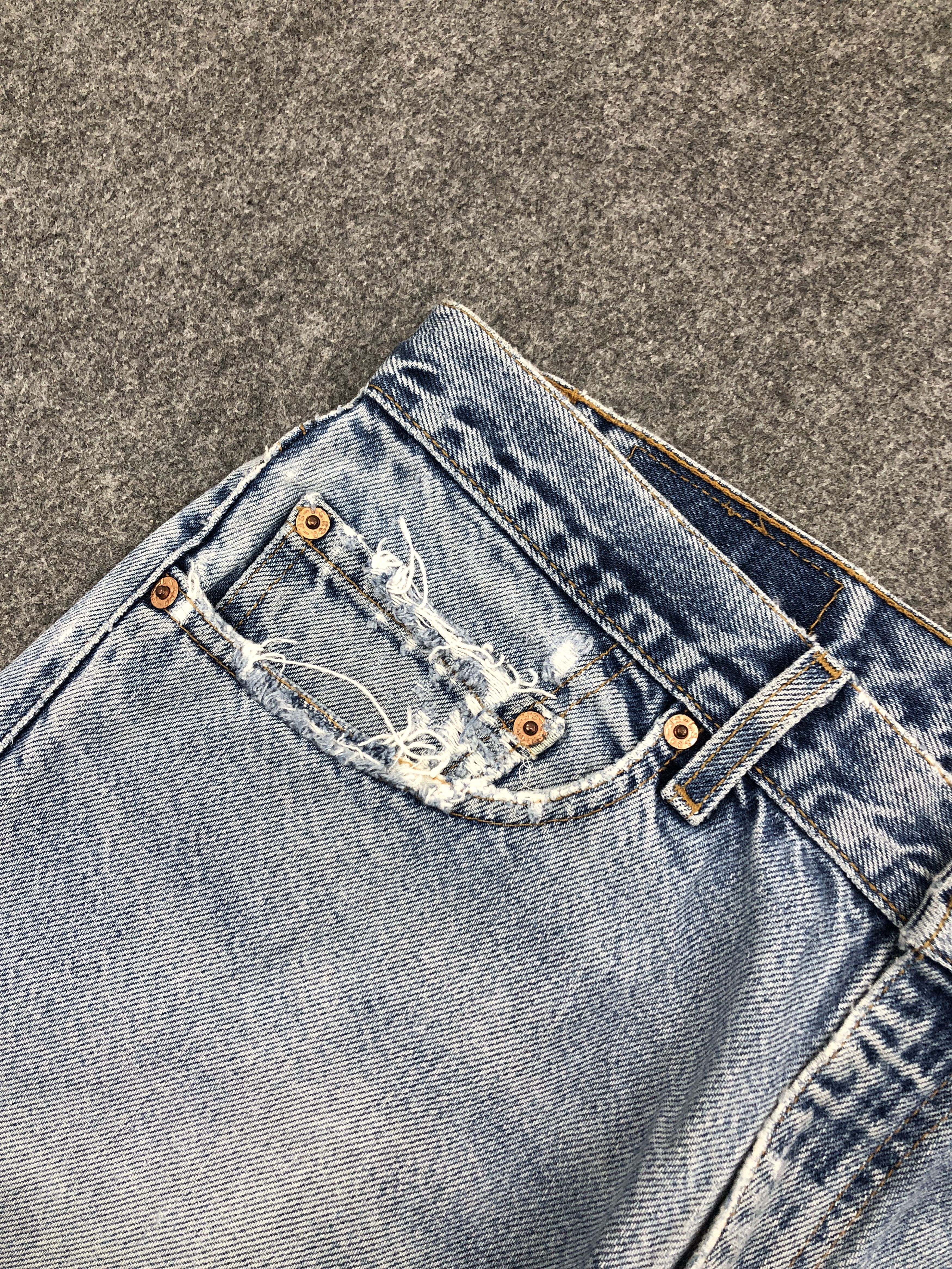 Levi's × Vintage Distressed Vintage 90s Levi's 505 Light Blue Washed Jeans Size US 32 / EU 48 - 12 Thumbnail