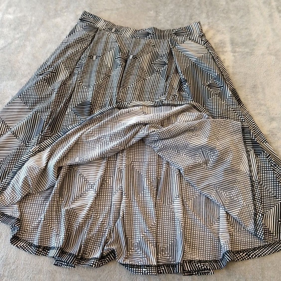 Vintage LuLaRoe Skirt Women S Black Geometric Pleated Pockets Elastic Waist Unlined Knee Length Flare Size 28" / US 6 / IT 42 - 5 Thumbnail