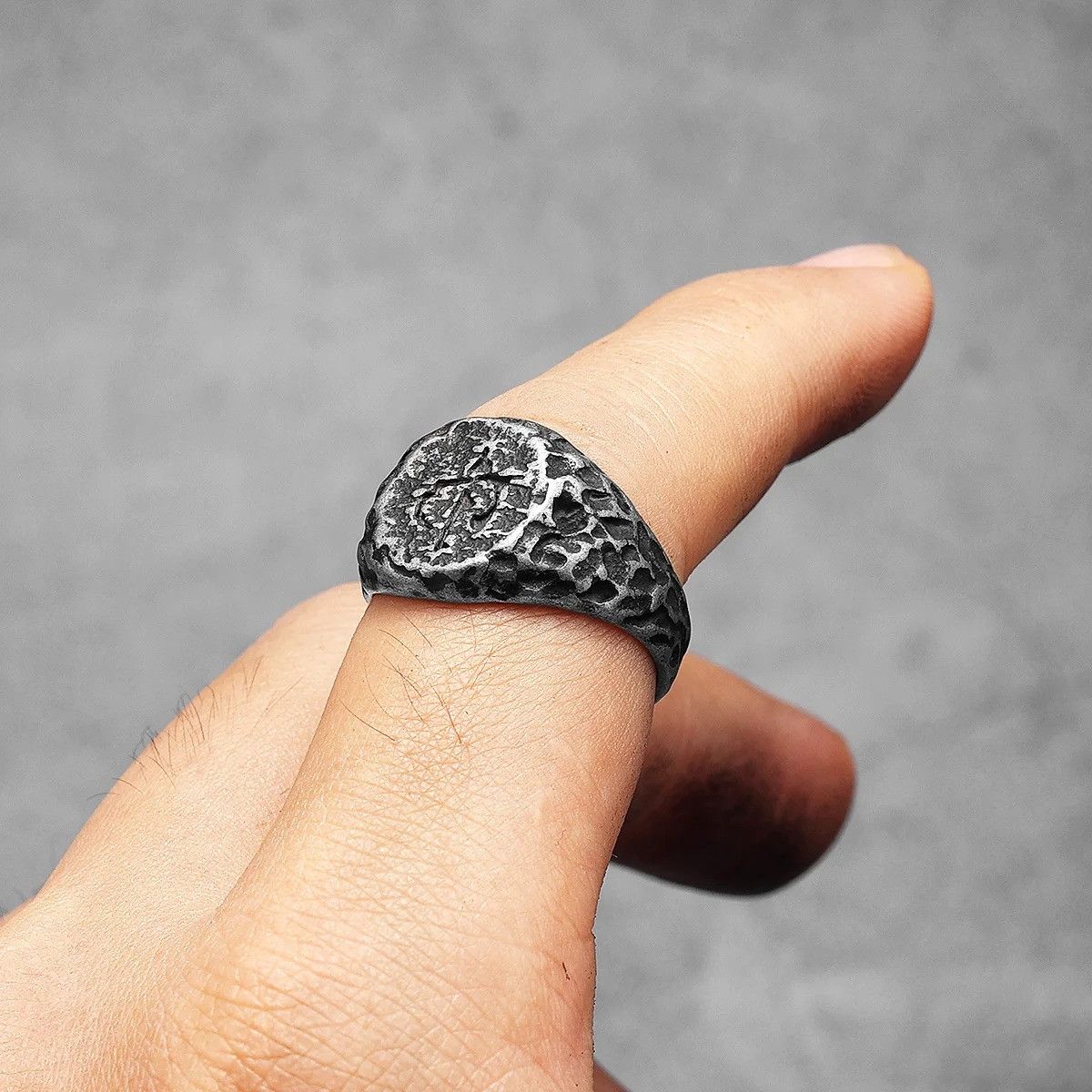 Vintage Vintage Black Damaged Crater Men Ring Size ONE SIZE - 1 Thumbnail