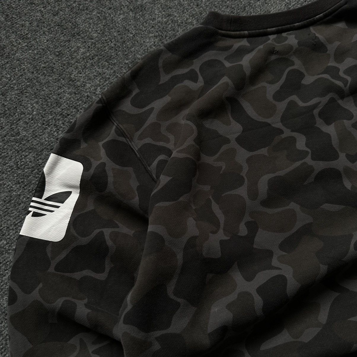 Adidas VTG Man Adidas Camo Sweatshirt Big Logo Size M Distressed Size US M / EU 48-50 / 2 - 15 Thumbnail