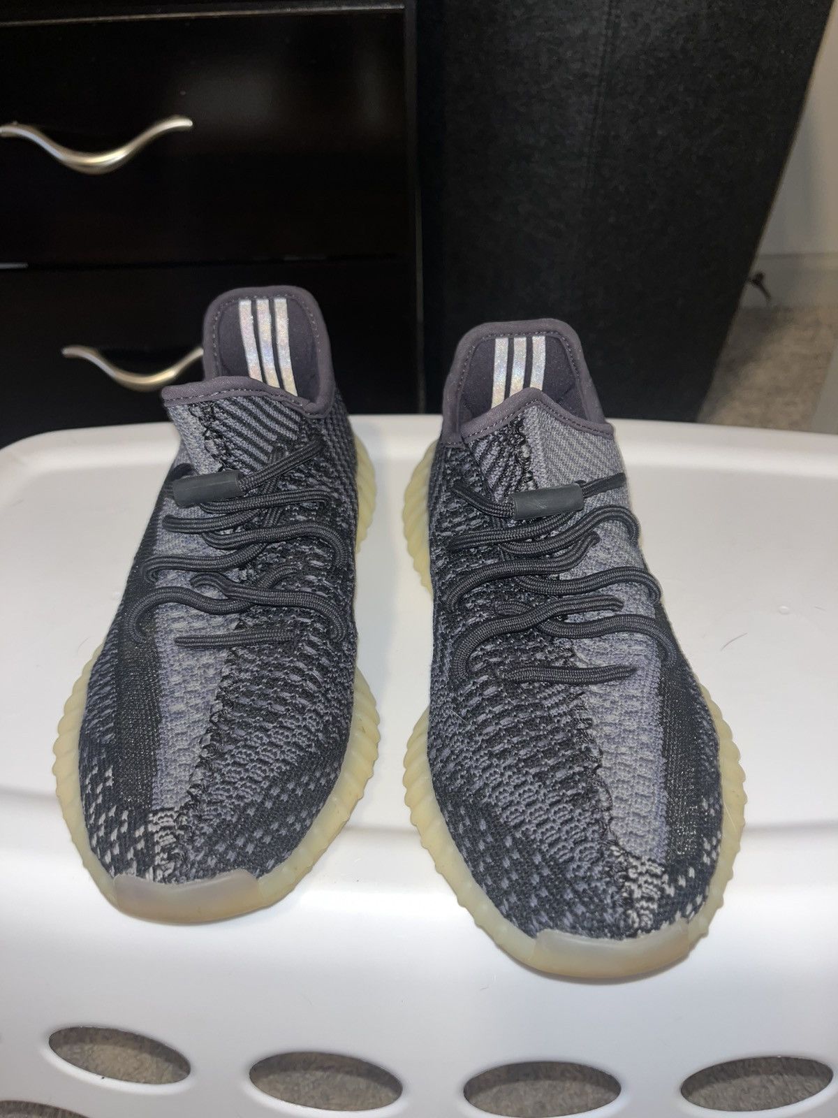 Yeezy Yeezy 350 v2 Carbon Size US 7 / EU 40 - 1 Thumbnail