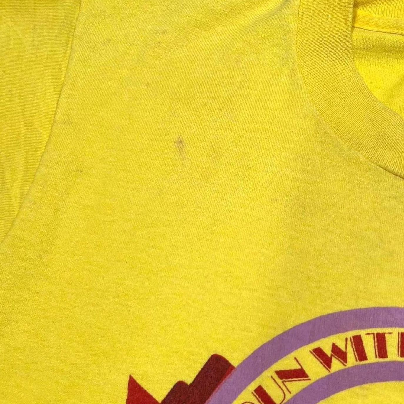 Vintage VINTAGE Screen Stars Run With The Best Davenport, Iowa Single Stitch T-Shirt Small Yellow Mens Shirt XS? Size US S / EU 44-46 / 1 - 7 Thumbnail