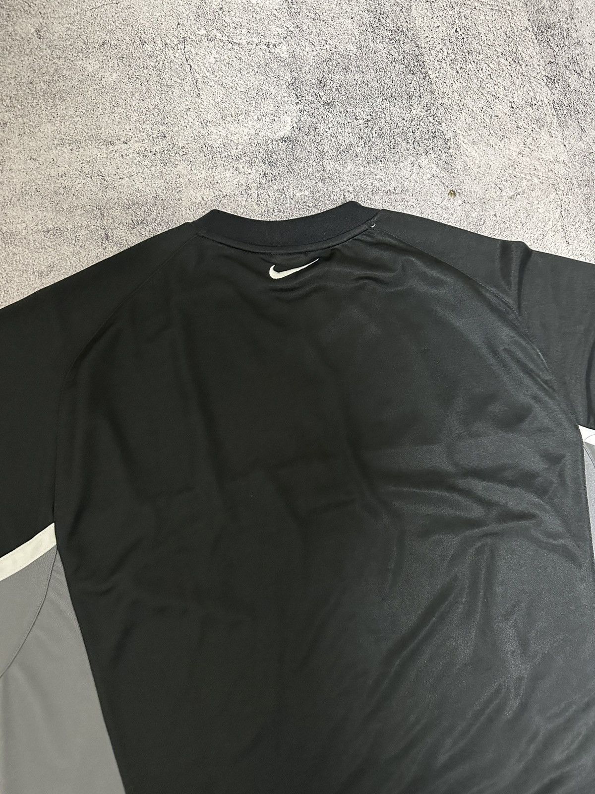 Nike Vintage Nike T-shirt Centre Logo Embroidered Gorpcore Fit Size US L / EU 52-54 / 3 - 9 Thumbnail