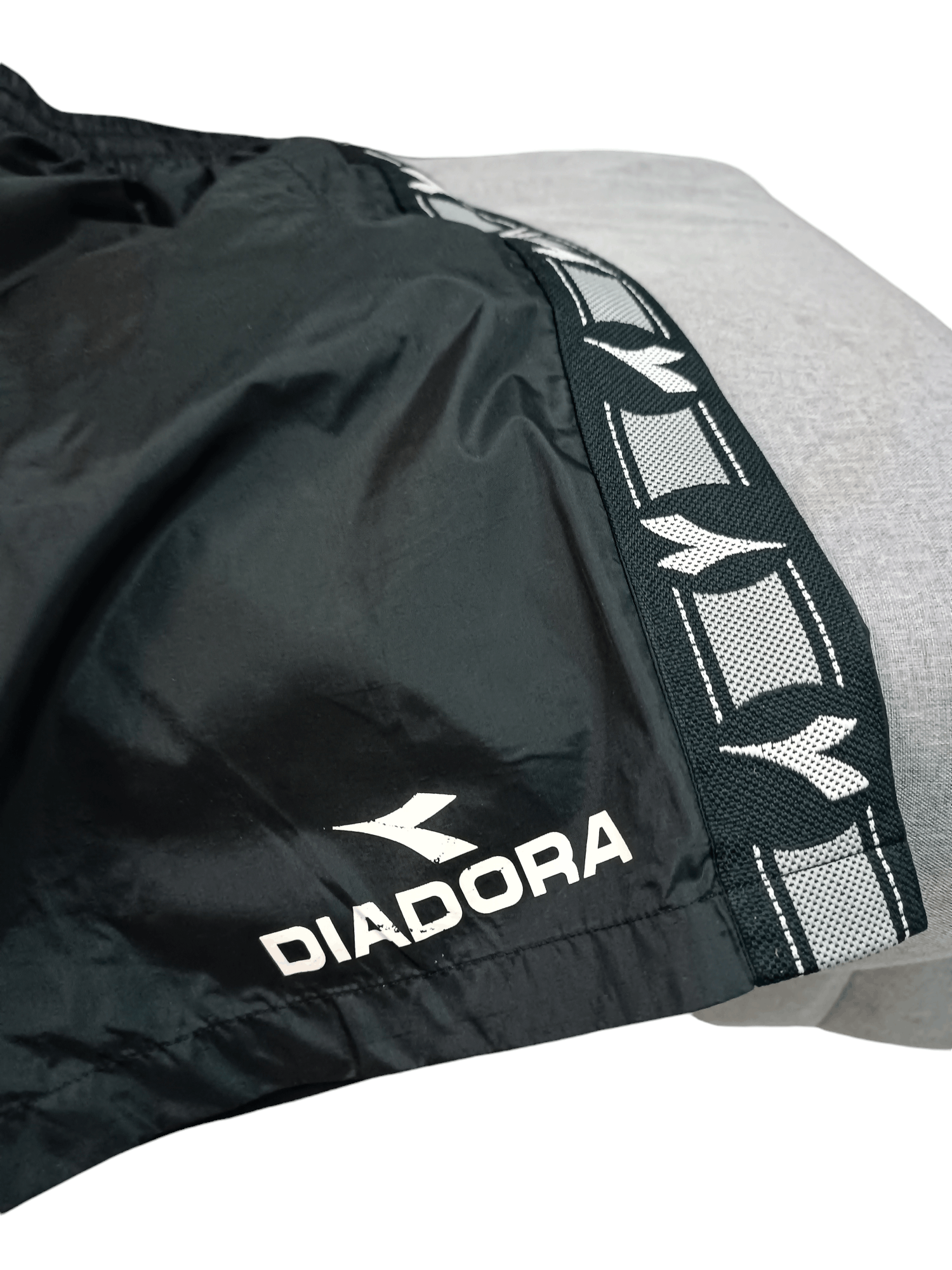 Diadora Vintage Diadora nylon shorts Size US 32 / EU 48 - 2 Thumbnail