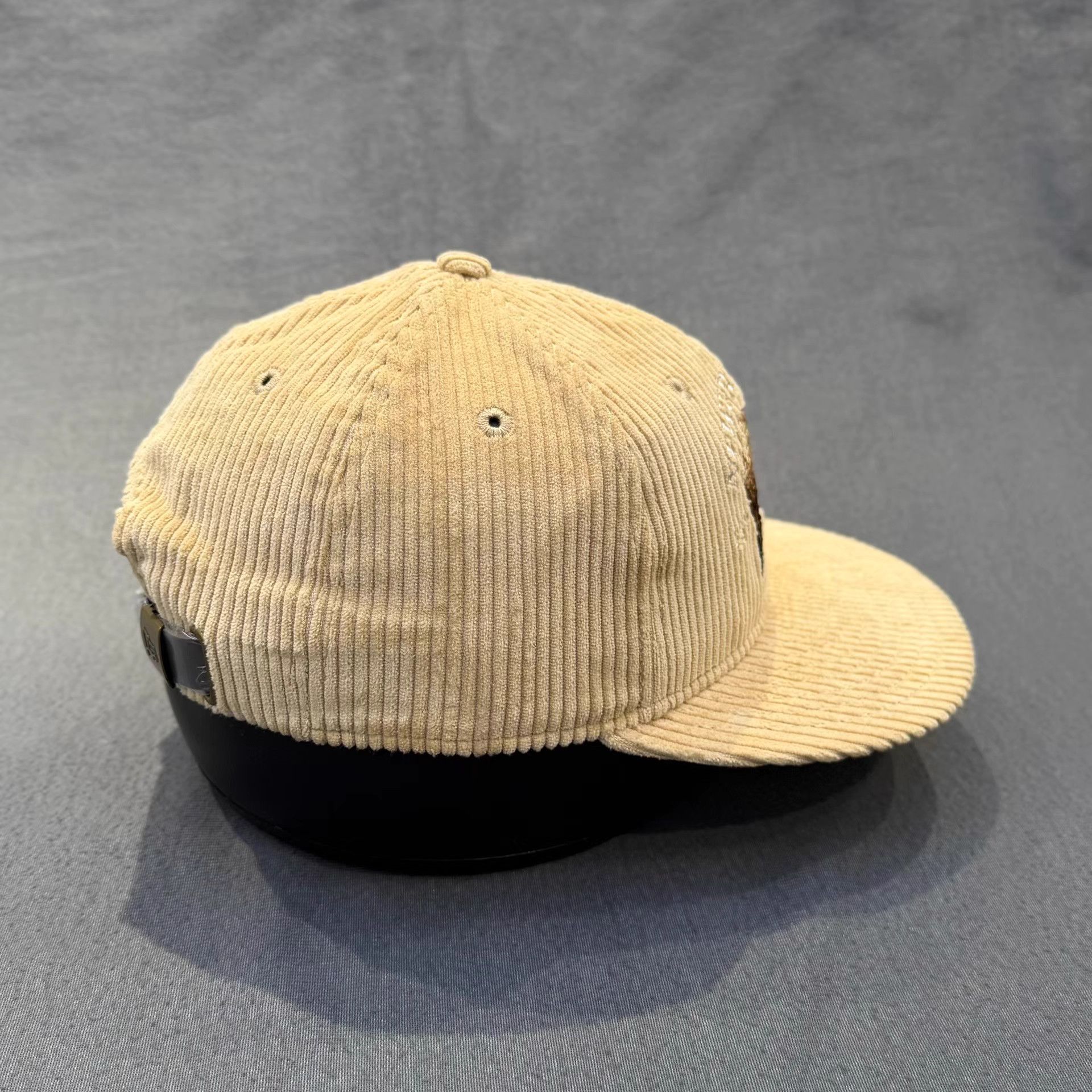 New Era New Era Corduroy Flat Brim Cap。 Q5 Size ONE SIZE - 3 Thumbnail