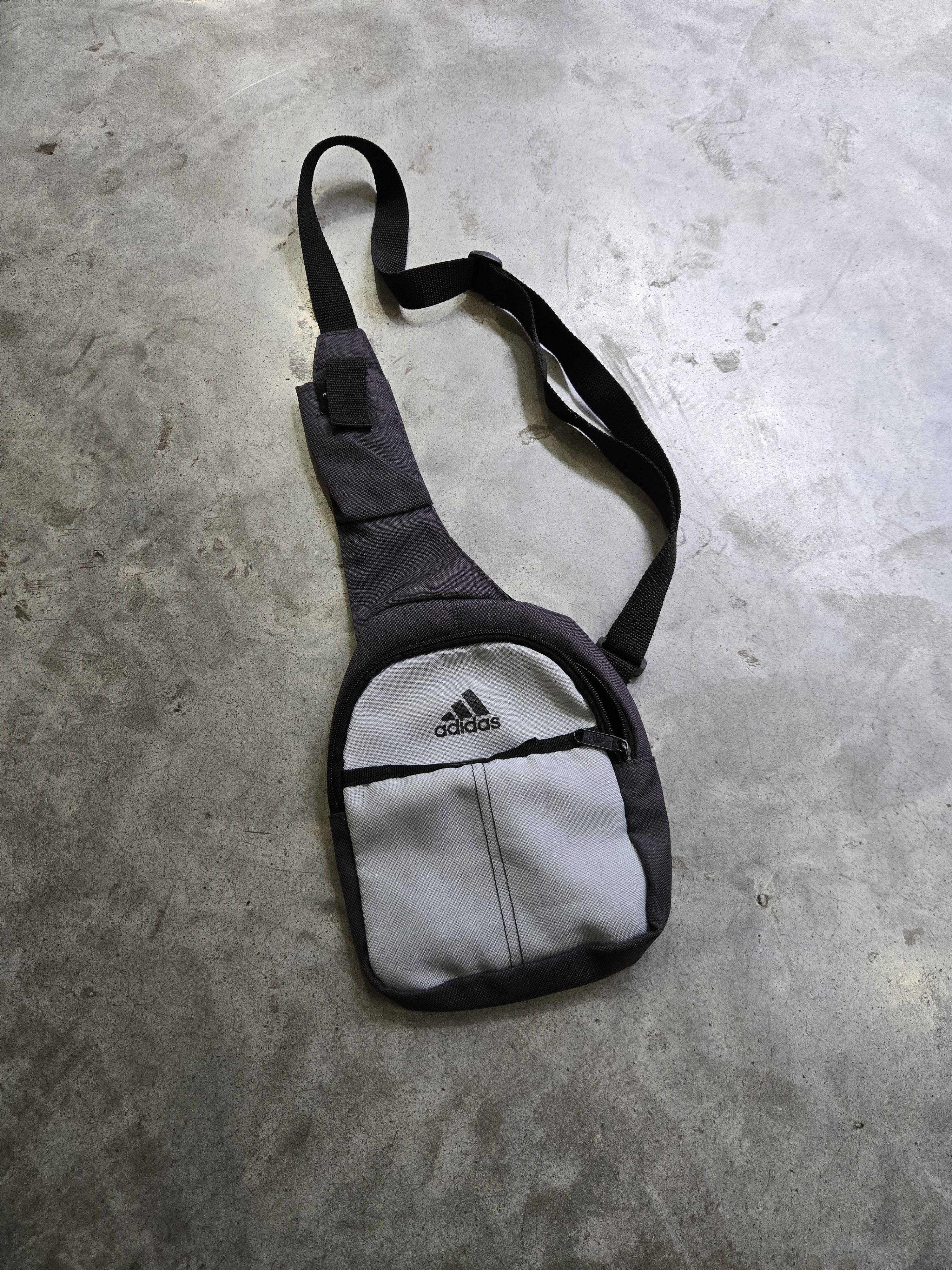 Adidas × Vintage 🔥 Vintage Adidas Crossbody Bag – Minimalist 2000s Style 🔥 Size ONE SIZE - 1 Thumbnail