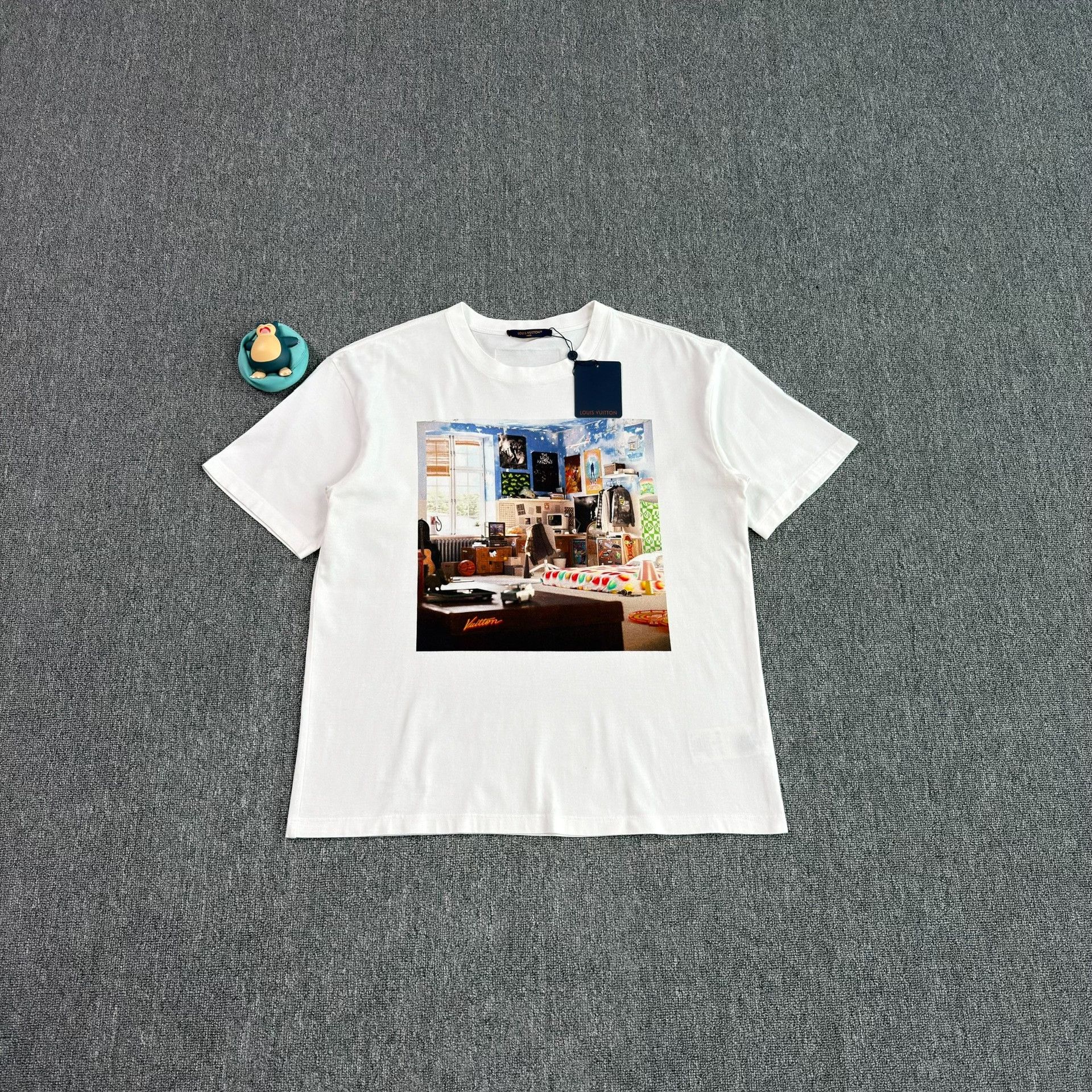 Louis Vuitton Louis Vuitton Room Graphic T-Shirt XL Size US XL / EU 56 / 4 - 1 Thumbnail