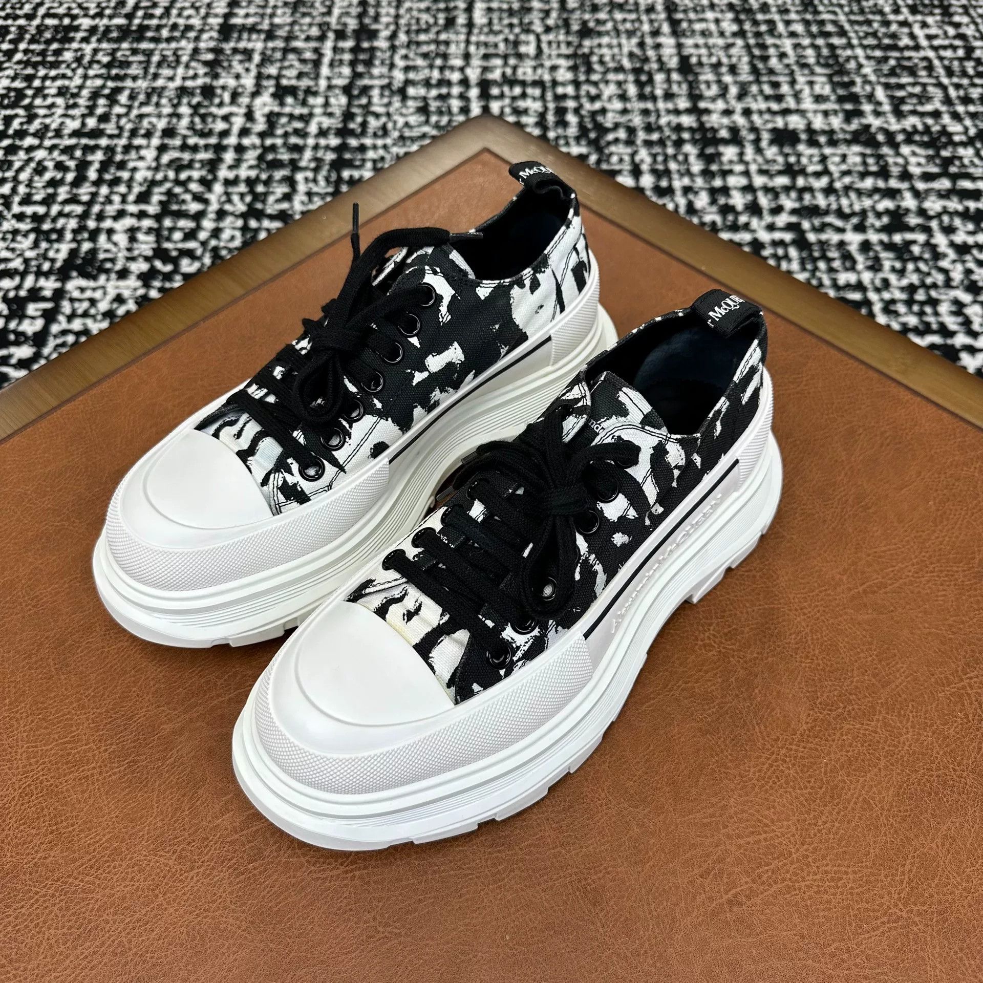 Alexander McQueen Alexander McQueen Black Lowtop Sneakers 8 Men Size US 8 / EU 41 - 1 Thumbnail
