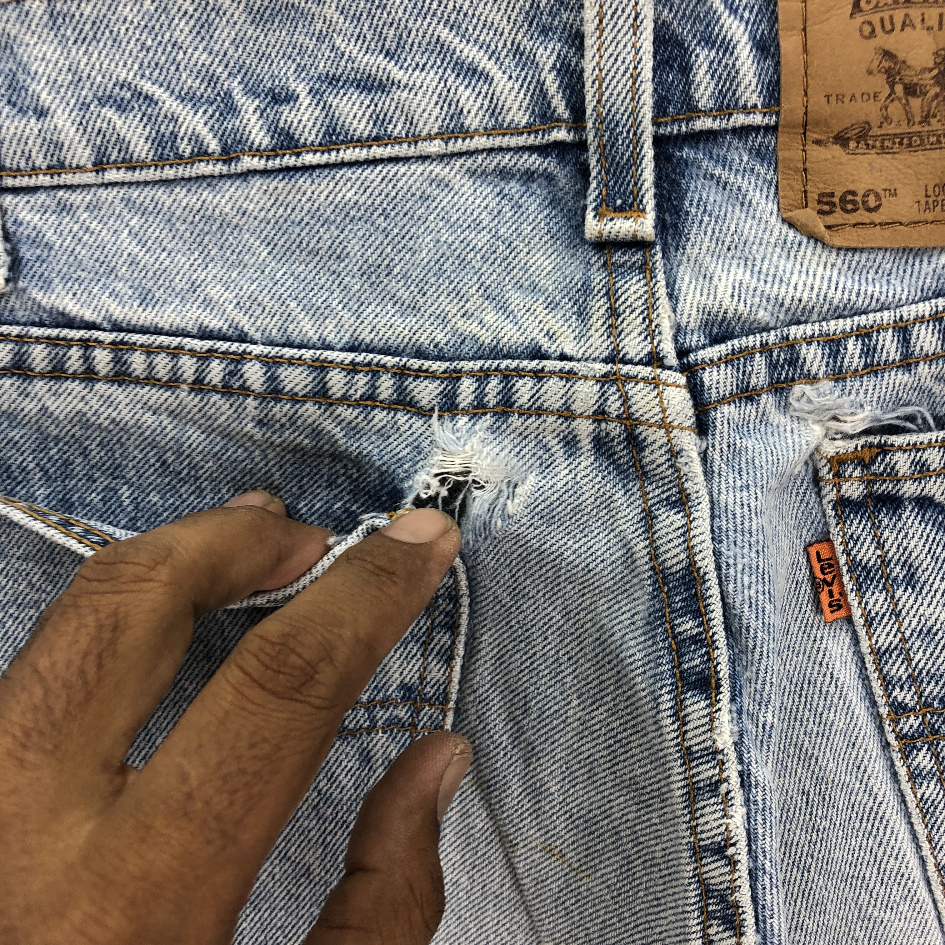Levi's Vintage Levis 560 Distressed Jeans Levi'sLight Wash Denim Size 28" / US 6 / IT 42 - 6 Thumbnail