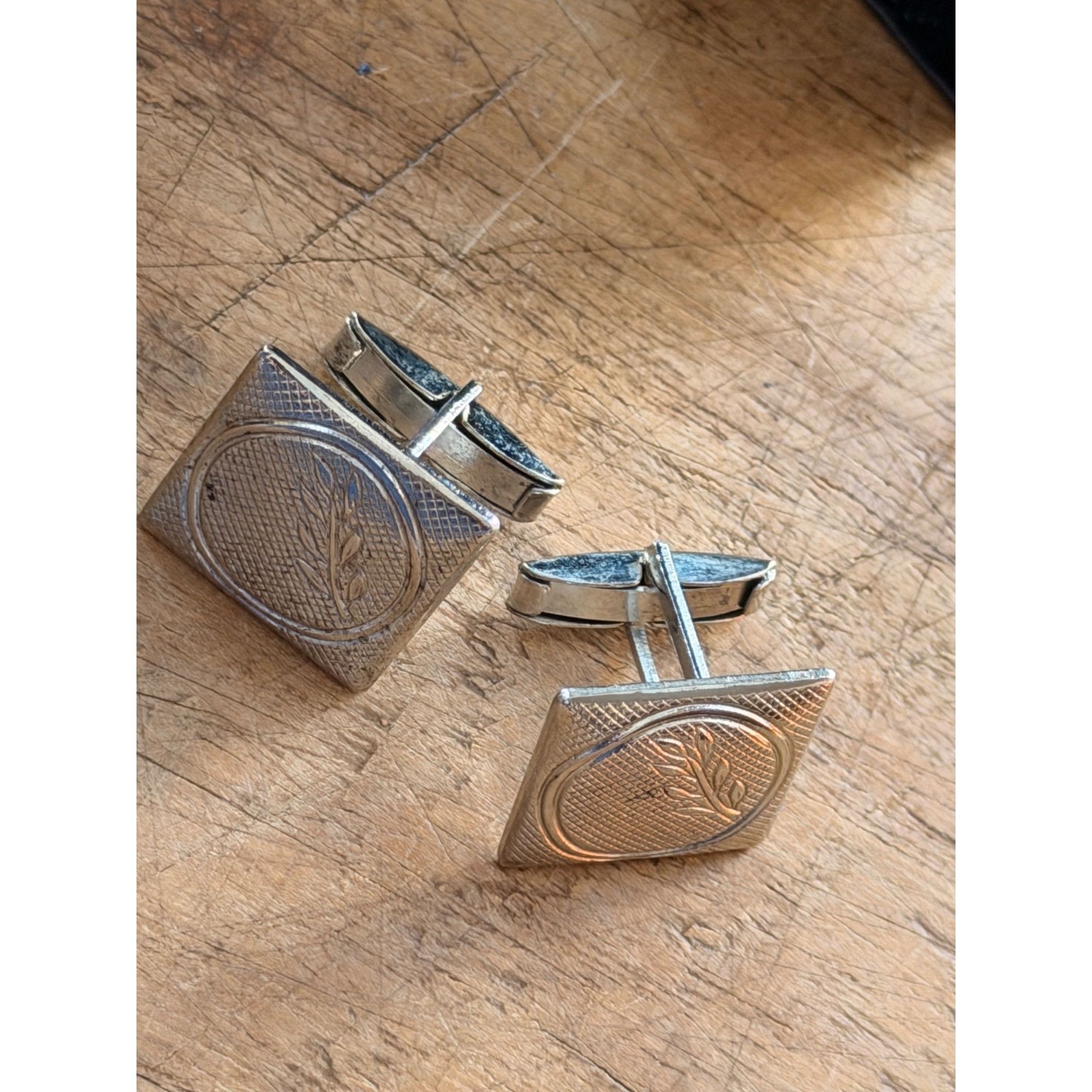 Other Vintage Silver-Toned Square Cufflinks With Engraved Leaf Des Size 36S - 1 Thumbnail