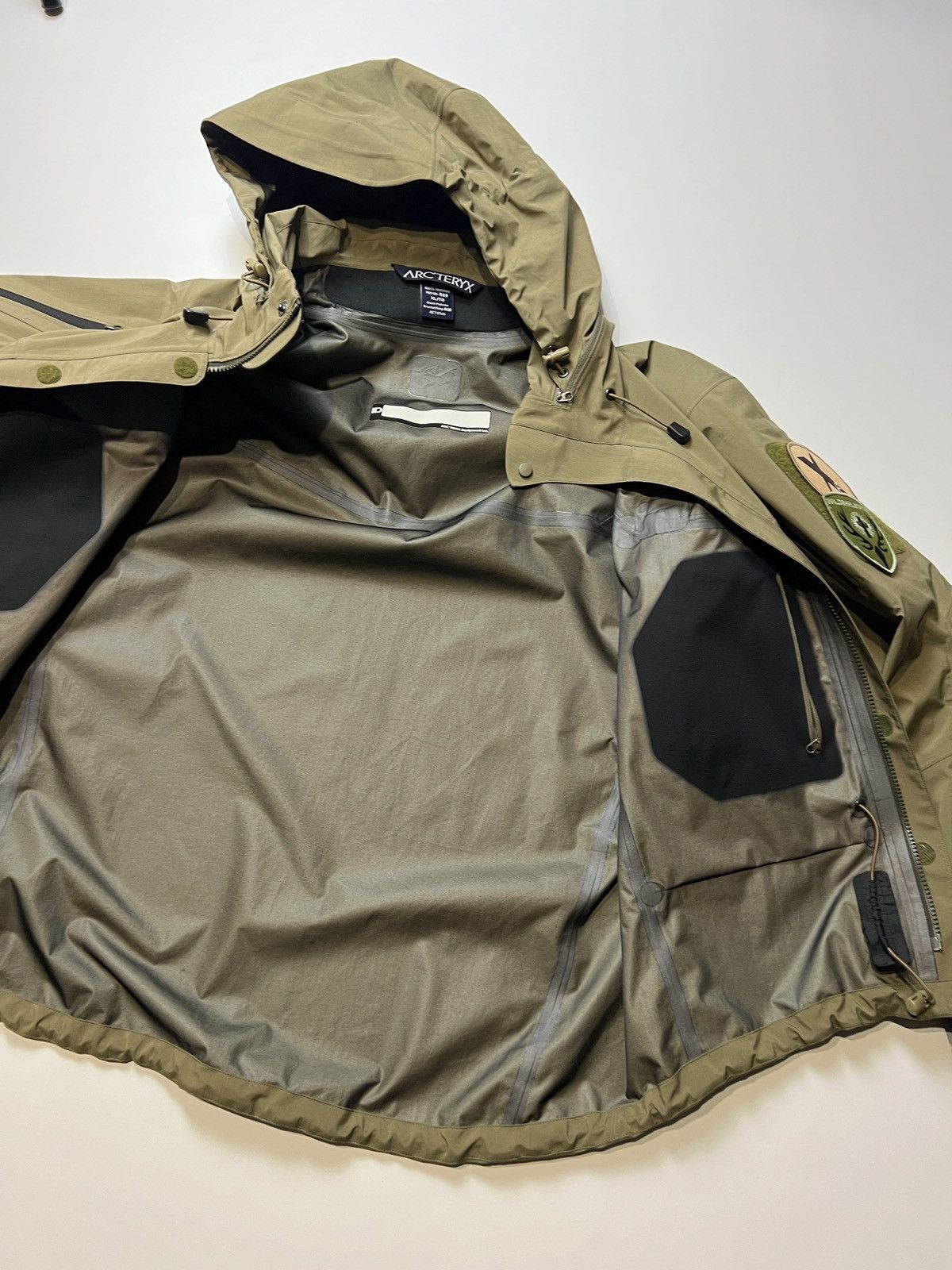 Arc'teryx Arc'teryx LEAF Alpha Gen 1 Jacket – Crocodile / Gore-Tex Size US XL / EU 56 / 4 - 9 Thumbnail