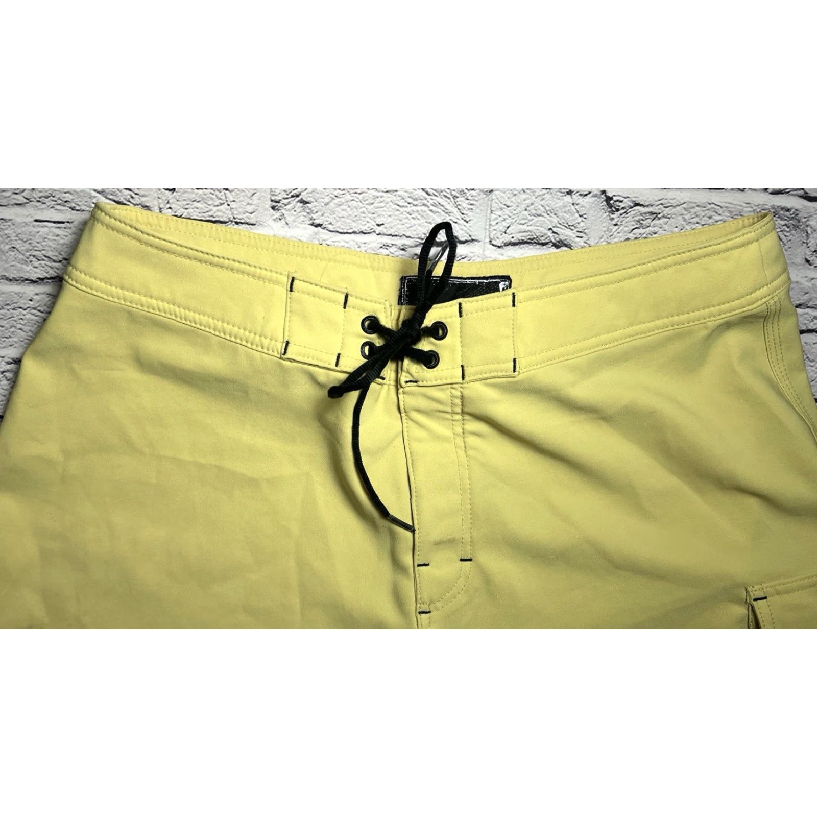 Oakley Oakley Men’s Boardshort Swim Trunks Board Shorts 34 Yellow Polyester Elastan Blended Fabric Drawstring Pockets Surfing Mens Size US 34 / EU 50 - 4 Thumbnail
