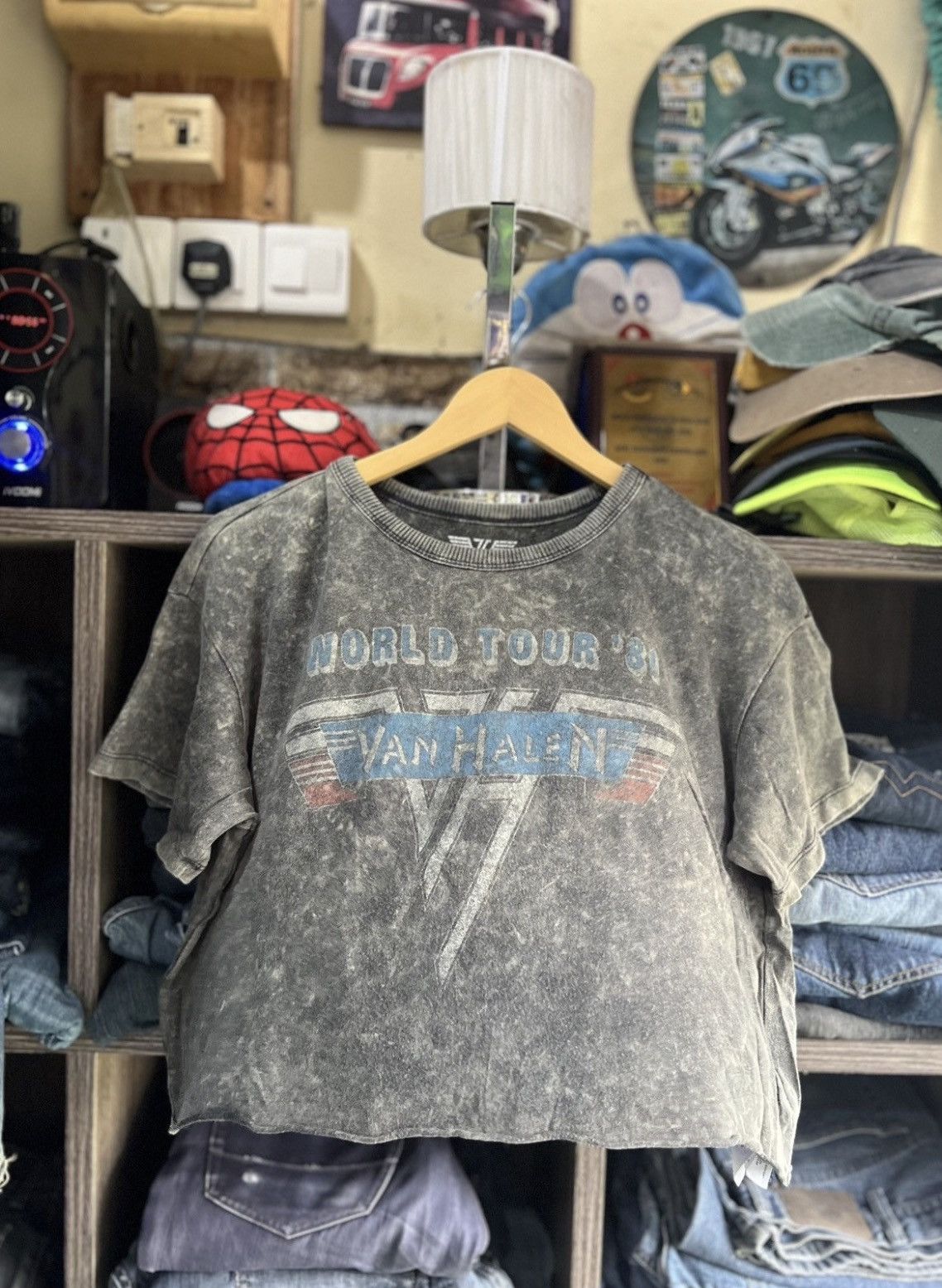 American Eagle Outfitters 🔥American Eagle Outfitters Van Halen Kick Ass Cropped Tees Size US M / EU 48-50 / 2 - 2 Thumbnail