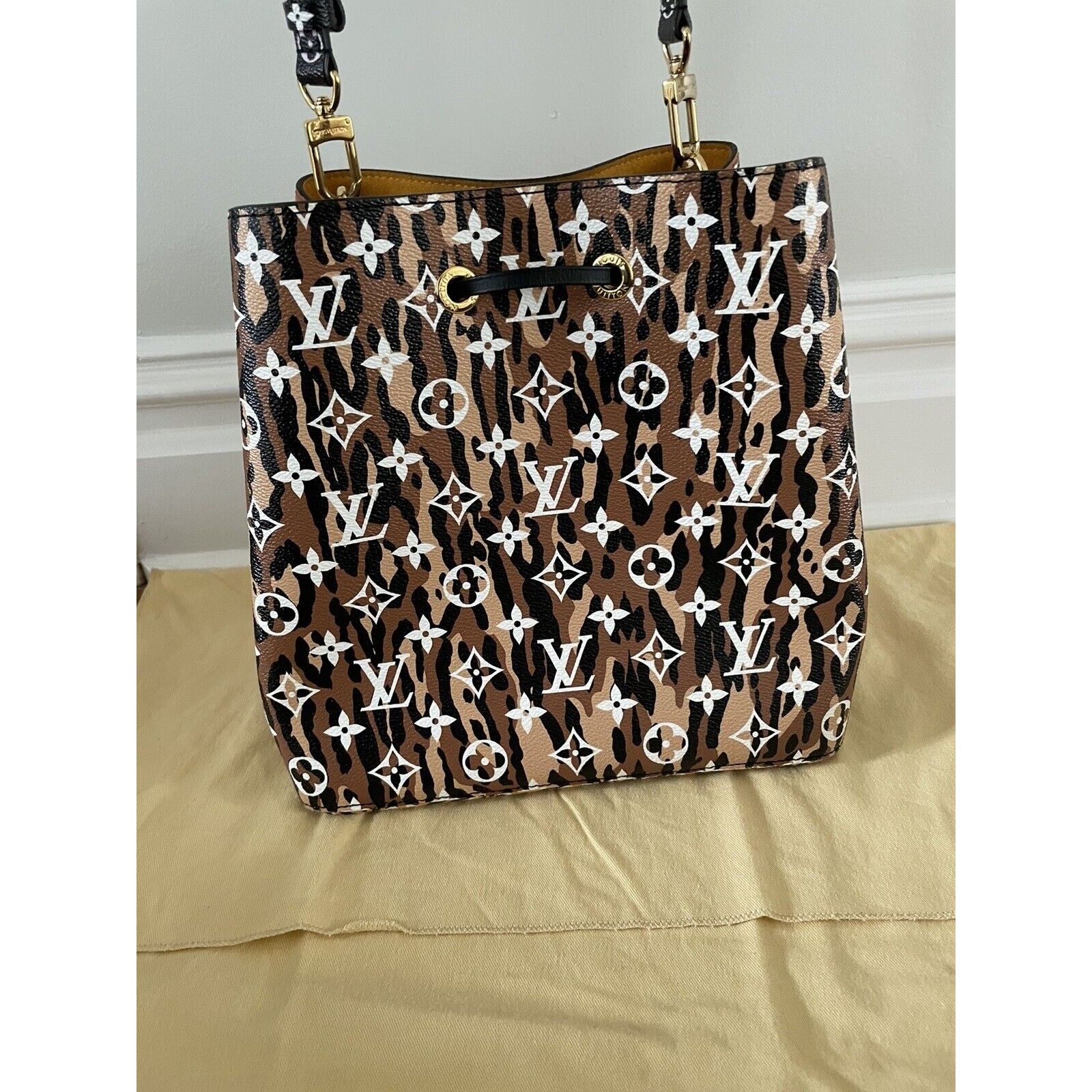 Louis Vuitton Louis Vuitton Jungle Monogram Giant NeoNoe MM Bucket Bag Size ONE SIZE - 5 Thumbnail