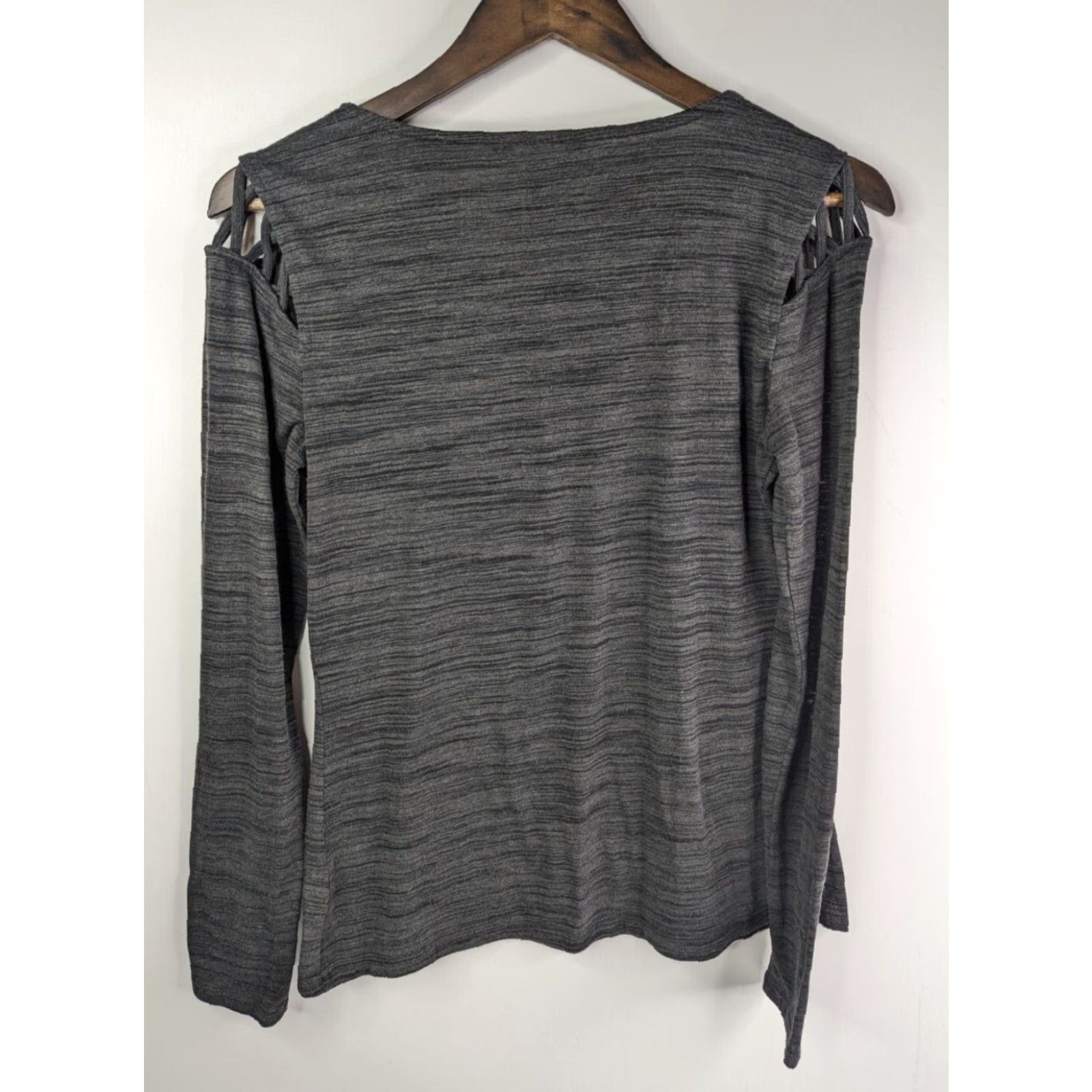 Vintage Rock & Republic Blouse Womens Medium Long Sleeve V-Neck Strappy Grey Knit Top Size M / US 6-8 / IT 42-44 - 4 Thumbnail
