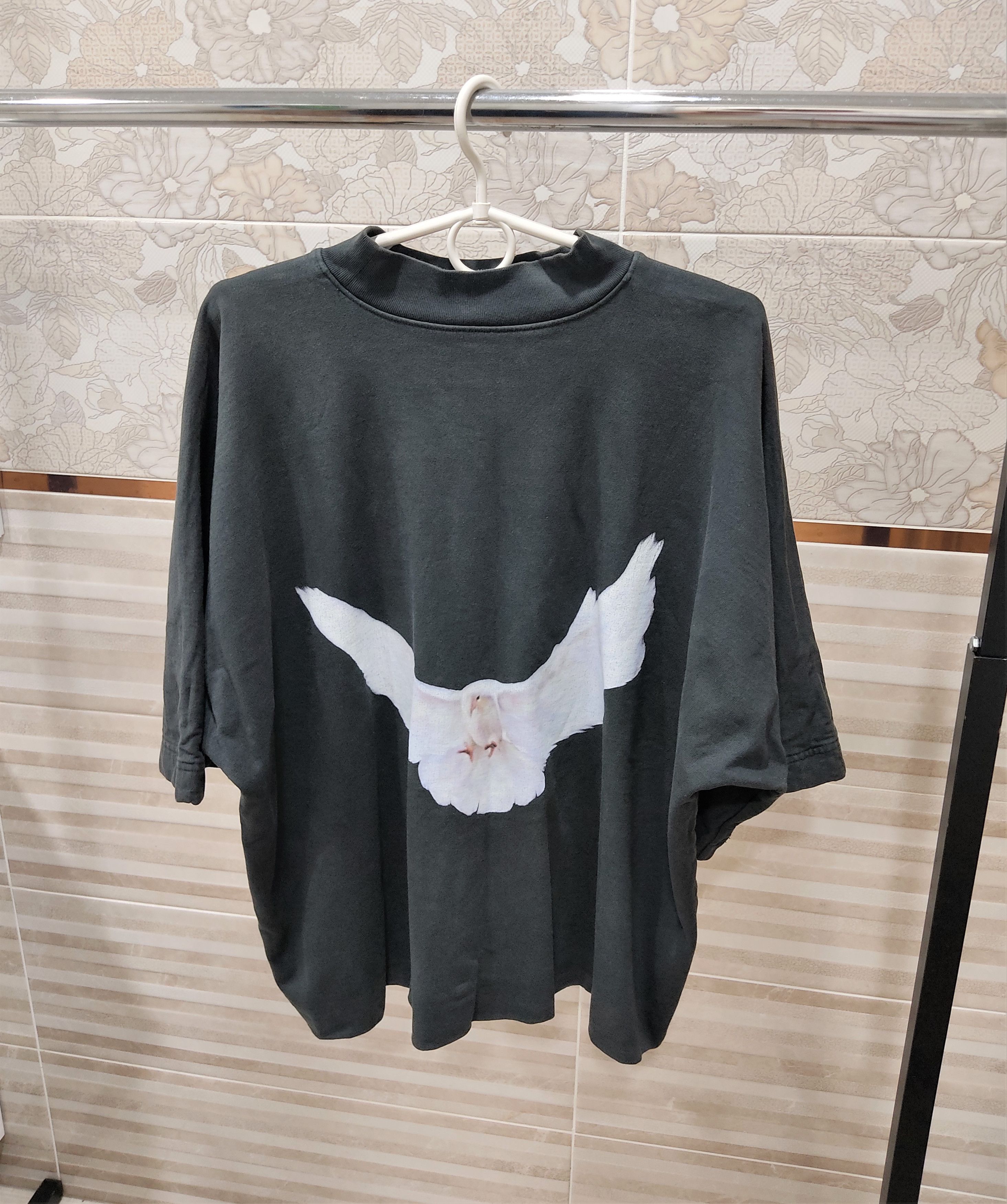 image of Balenciaga Yeezy Gap Cropped No Seam Dove Tee in Black, Men's (Size XS)